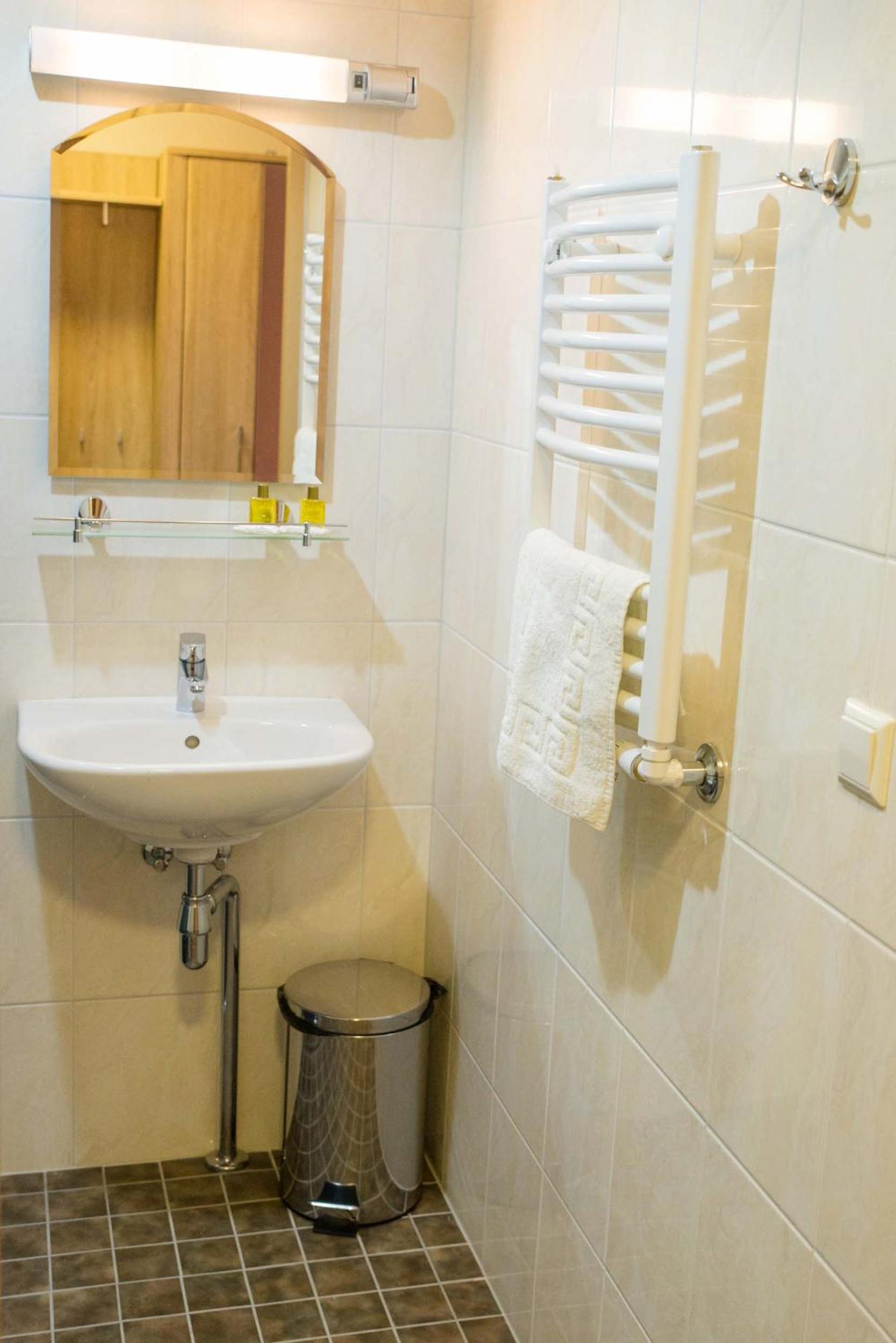 Standard Twin Room - Photo 16