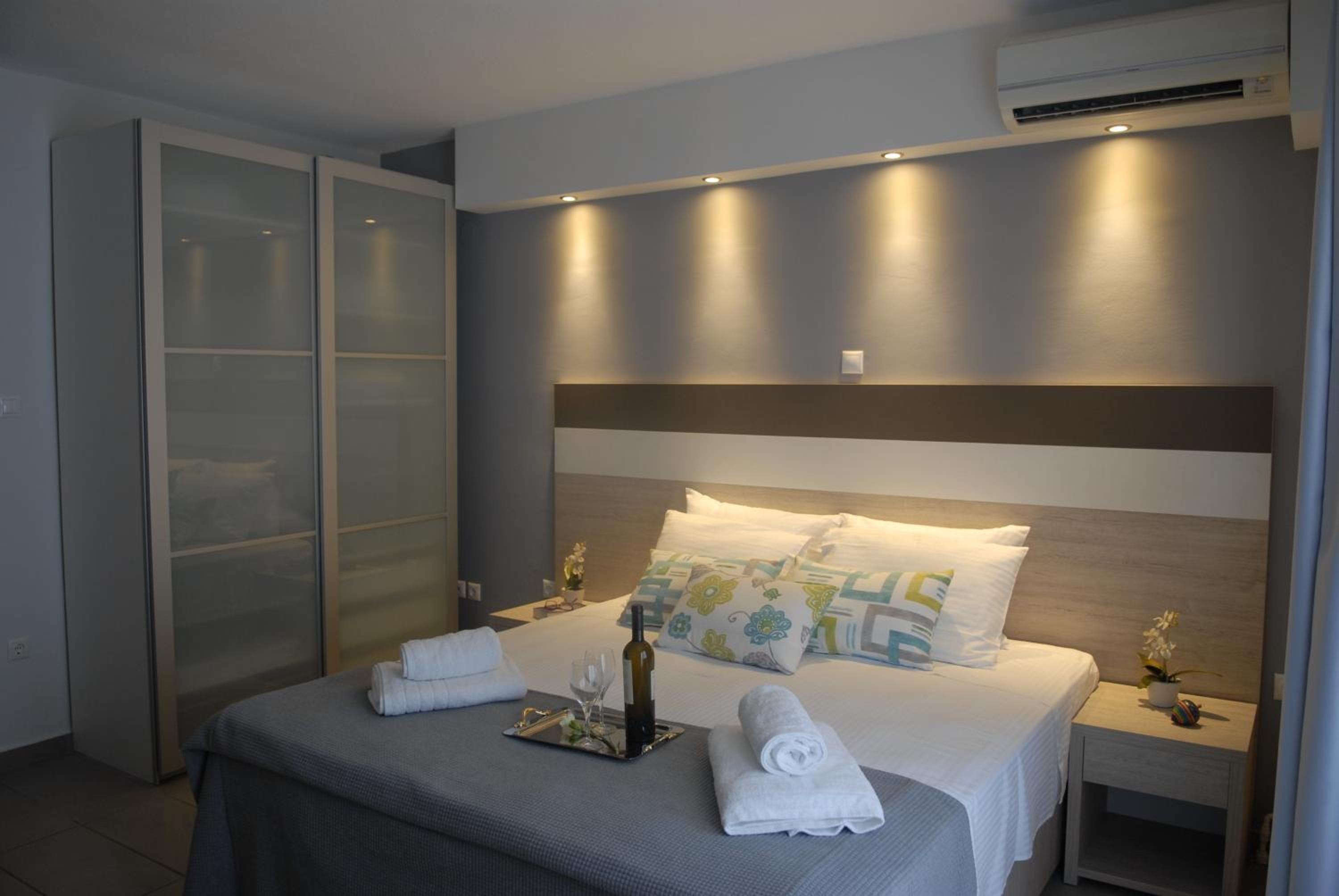 Studio Apartment - Photo 1