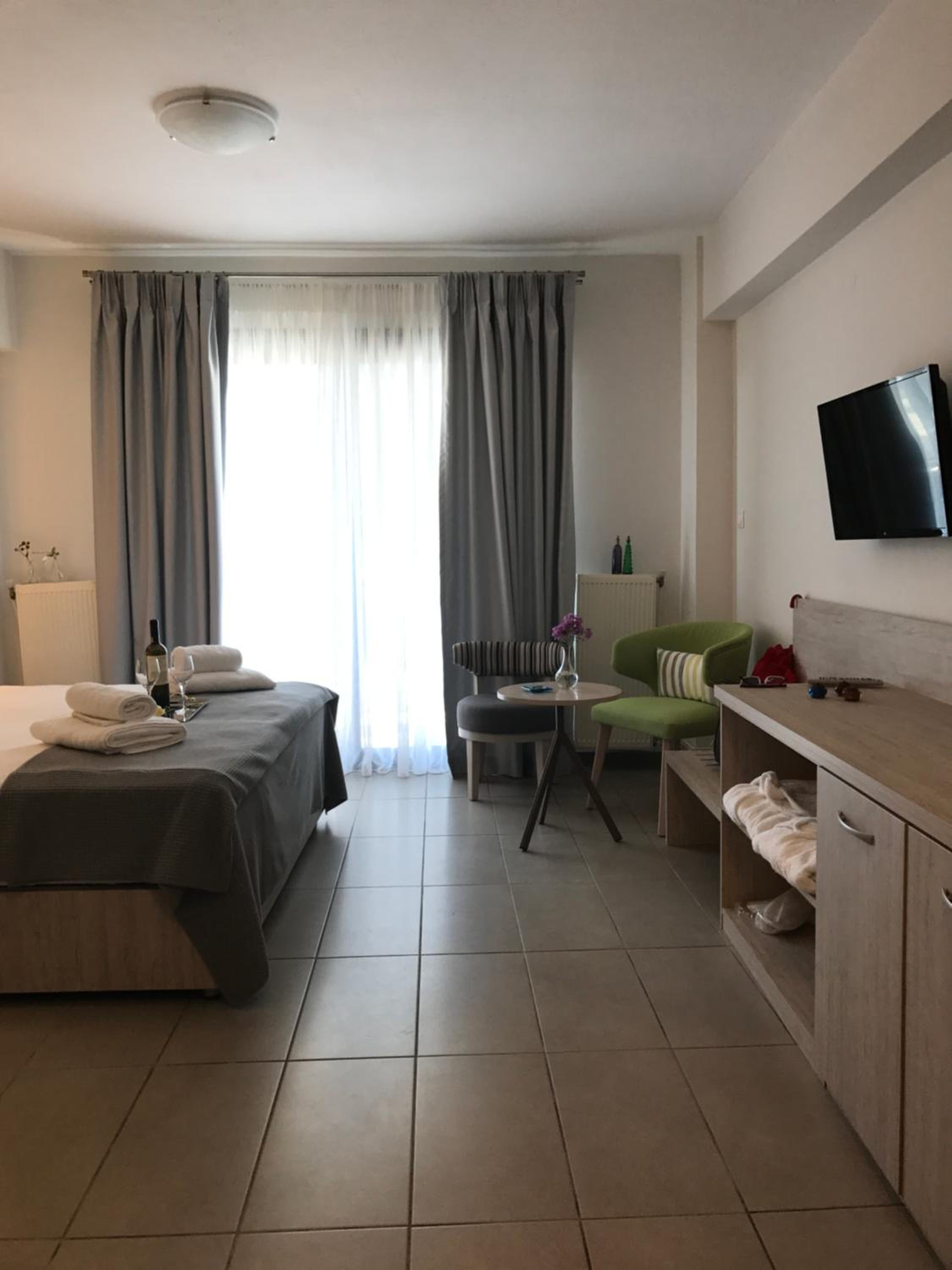 Studio Apartment - Photo 25