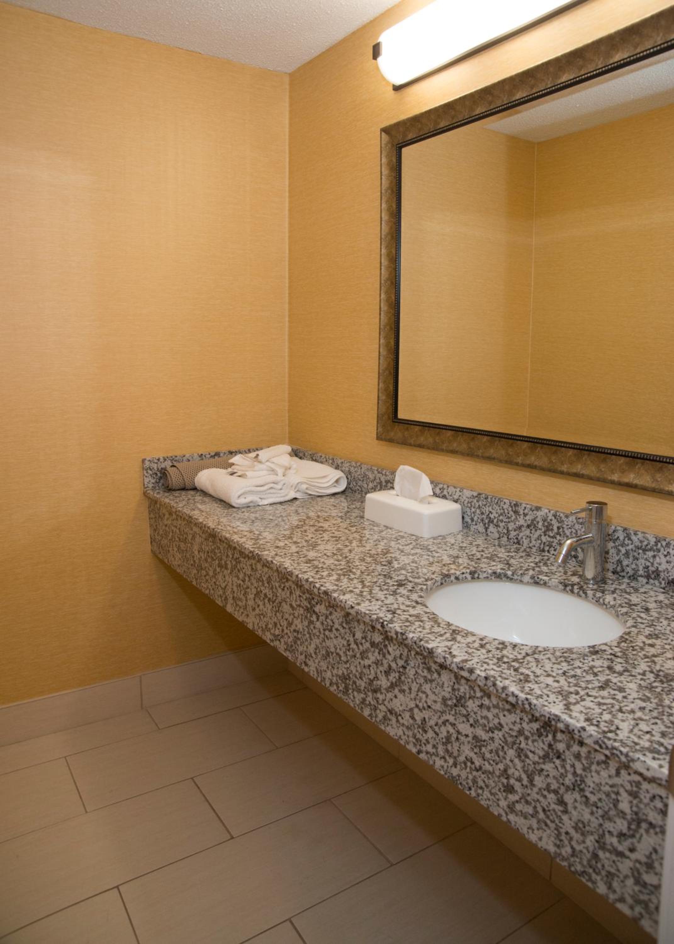 Queen Room - Non-Smoking - Photo 9