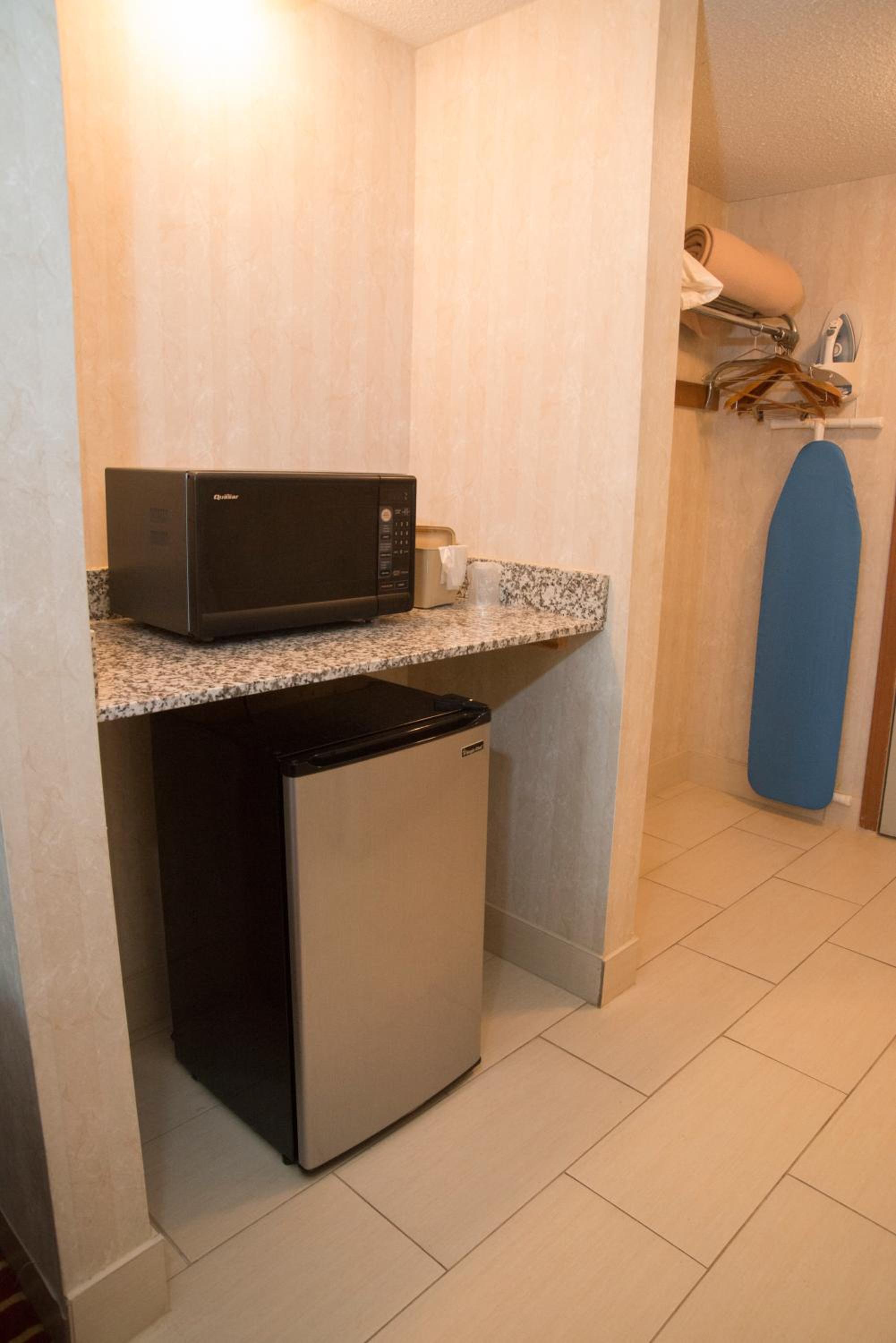 Queen Room - Non-Smoking - Photo 8