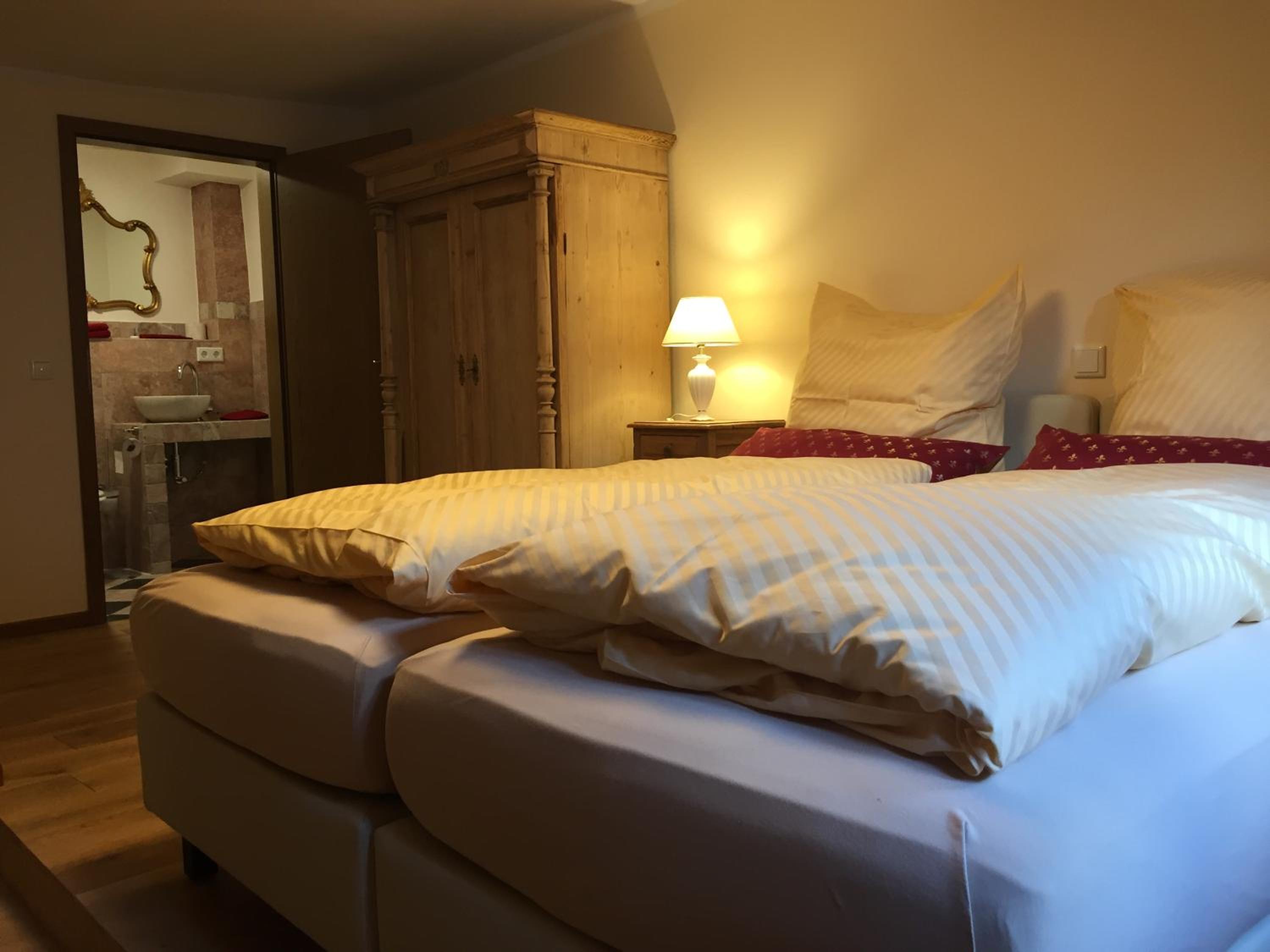 Deluxe Double Room with Shower - Photo 5