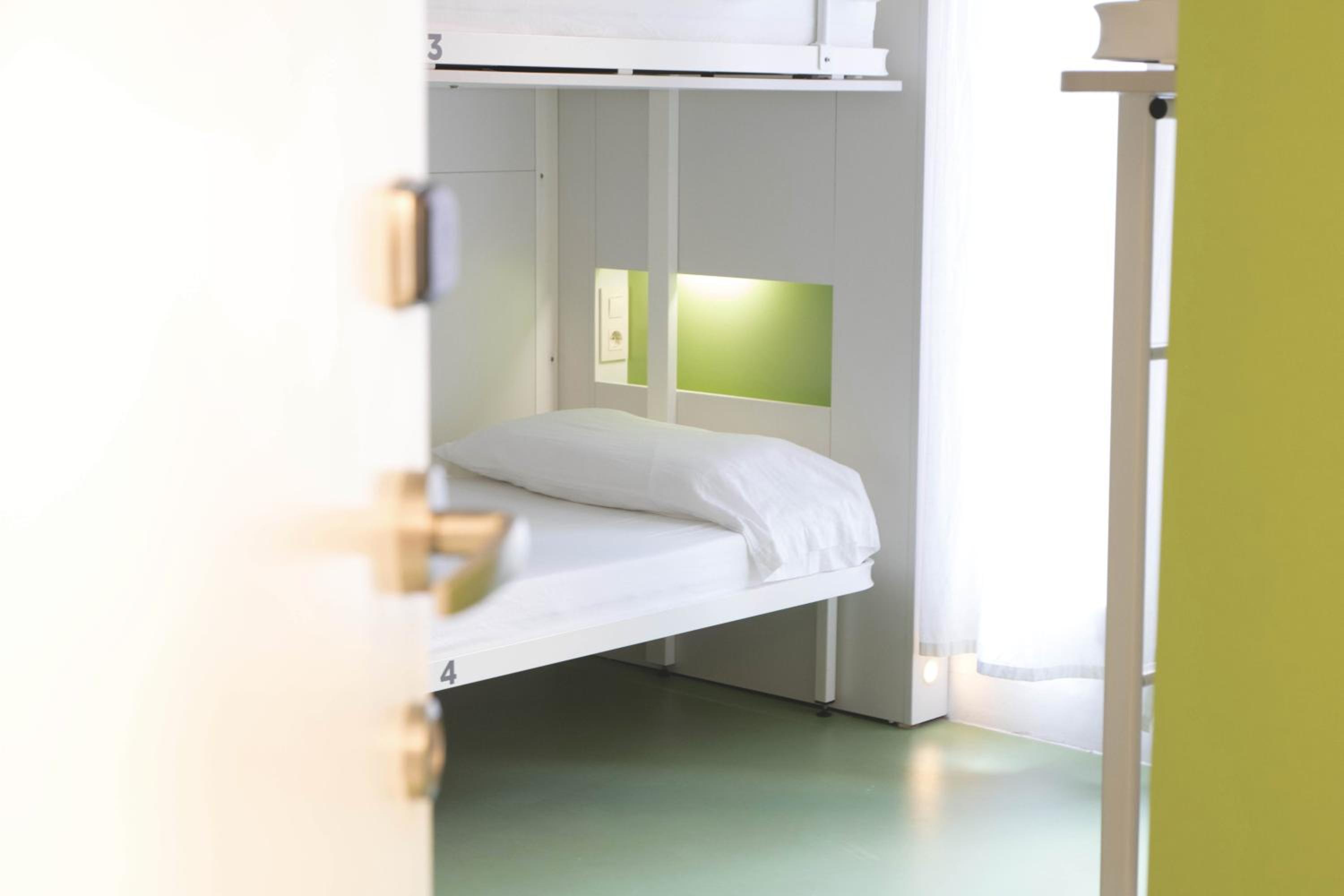 Bed in 6-Bed Female Dormitory Room photo 2