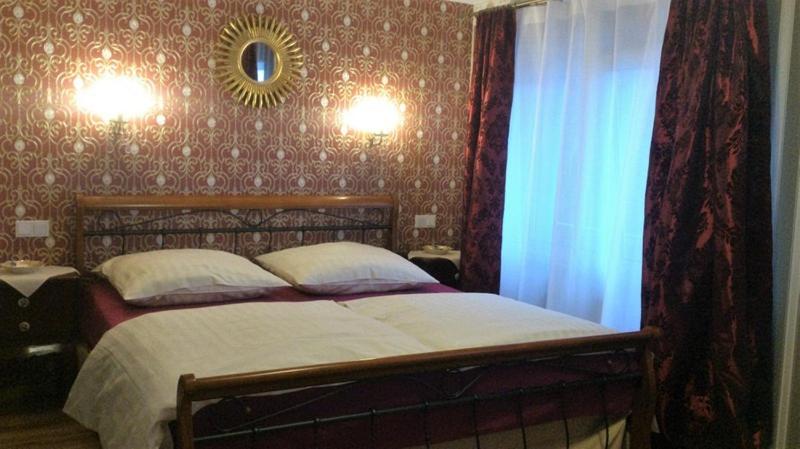 Deluxe Double Room with Shower photo 3