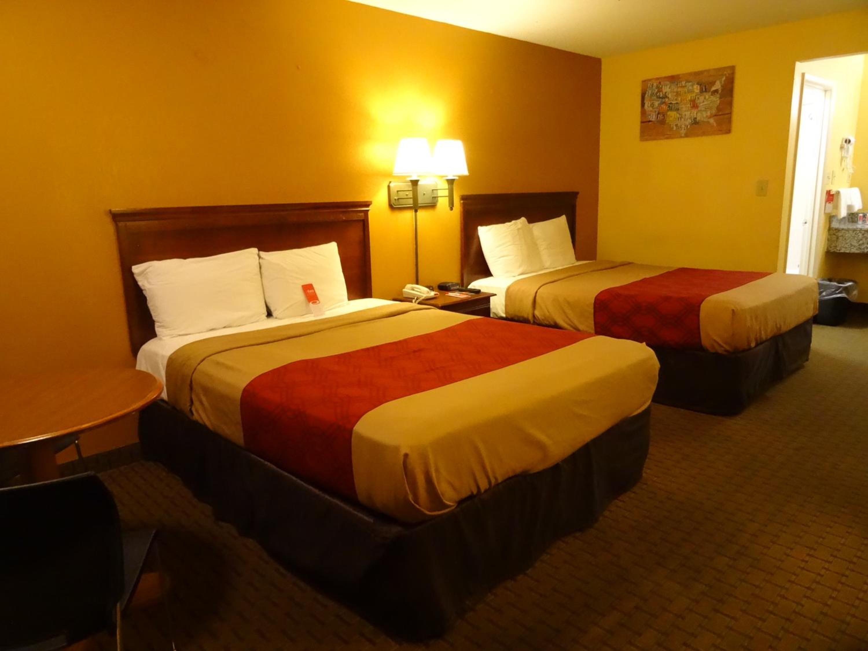 Queen Room with Two Queen Beds - Non-Smoking - Photo 2