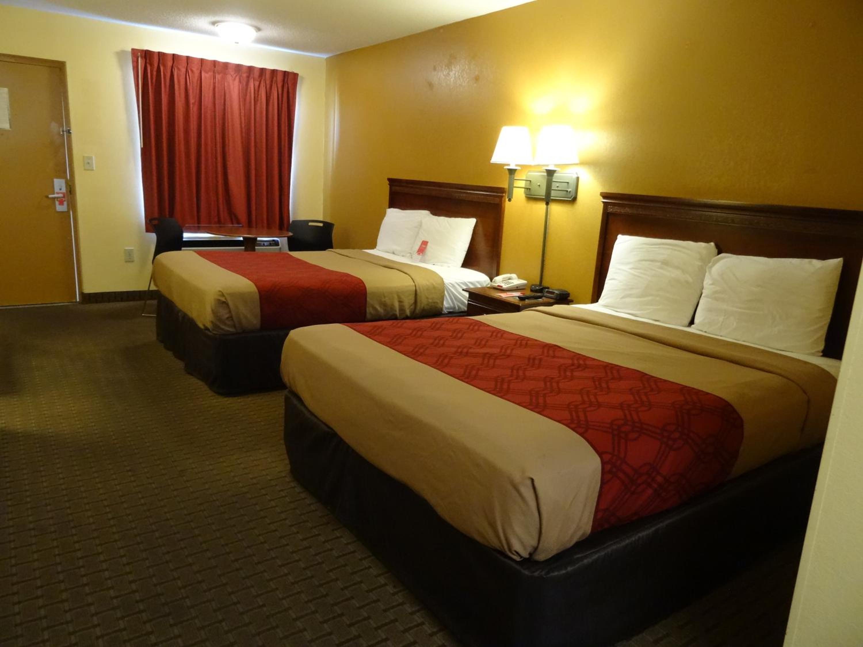 Queen Room with Two Queen Beds - Non-Smoking - Photo 3