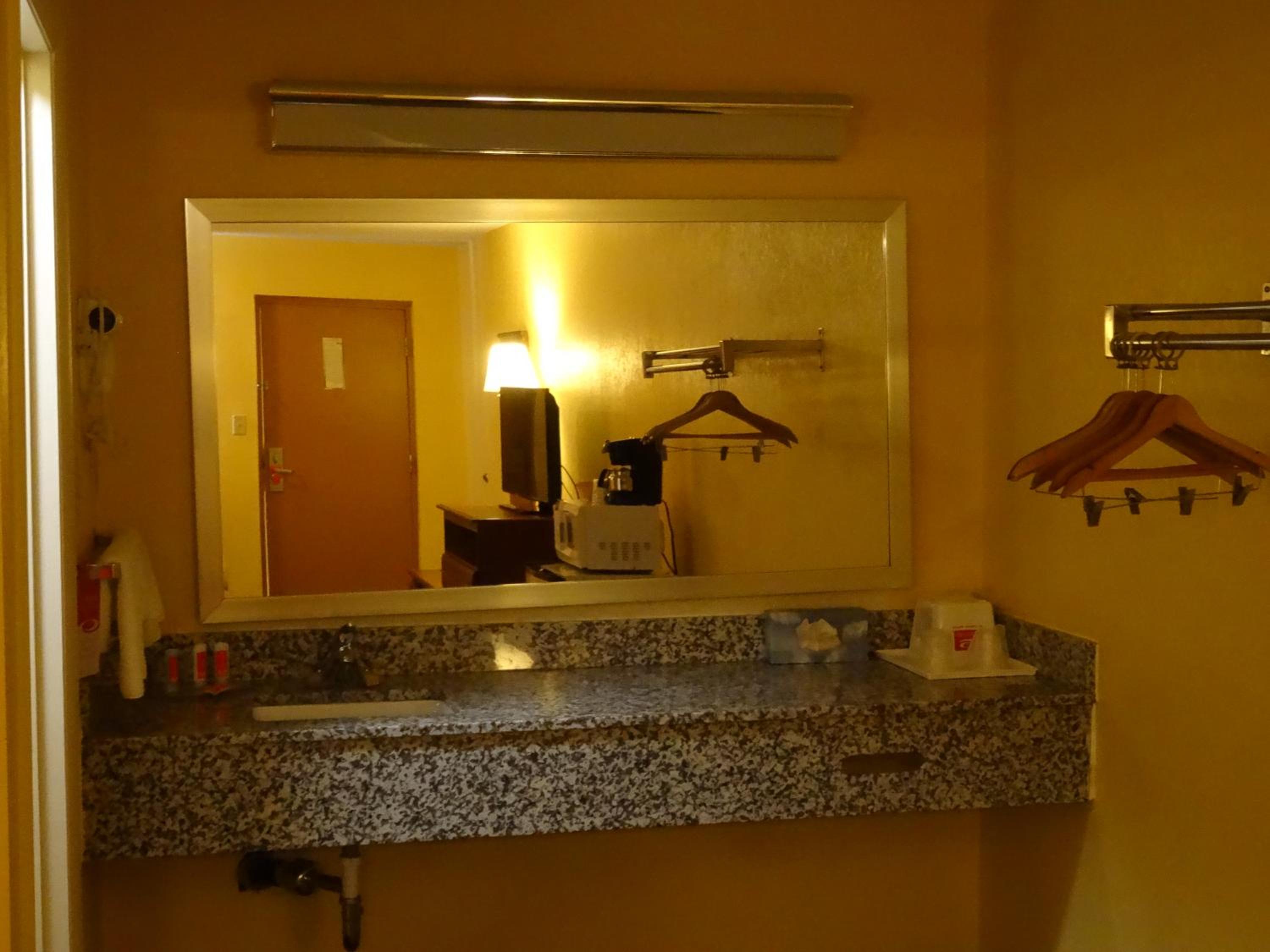 Queen Room with Two Queen Beds - Non-Smoking - Photo 4