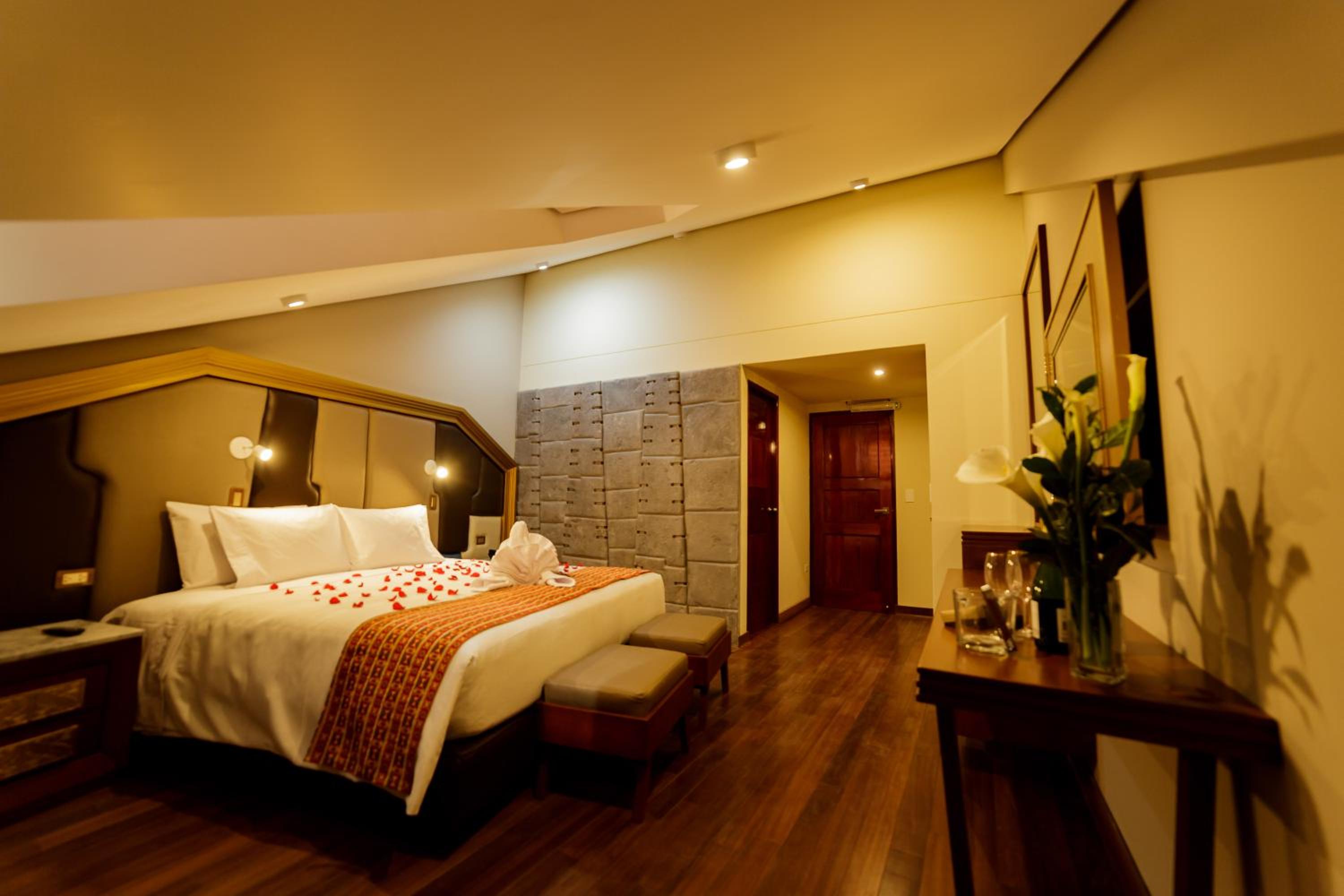 Deluxe King Suite photo 3