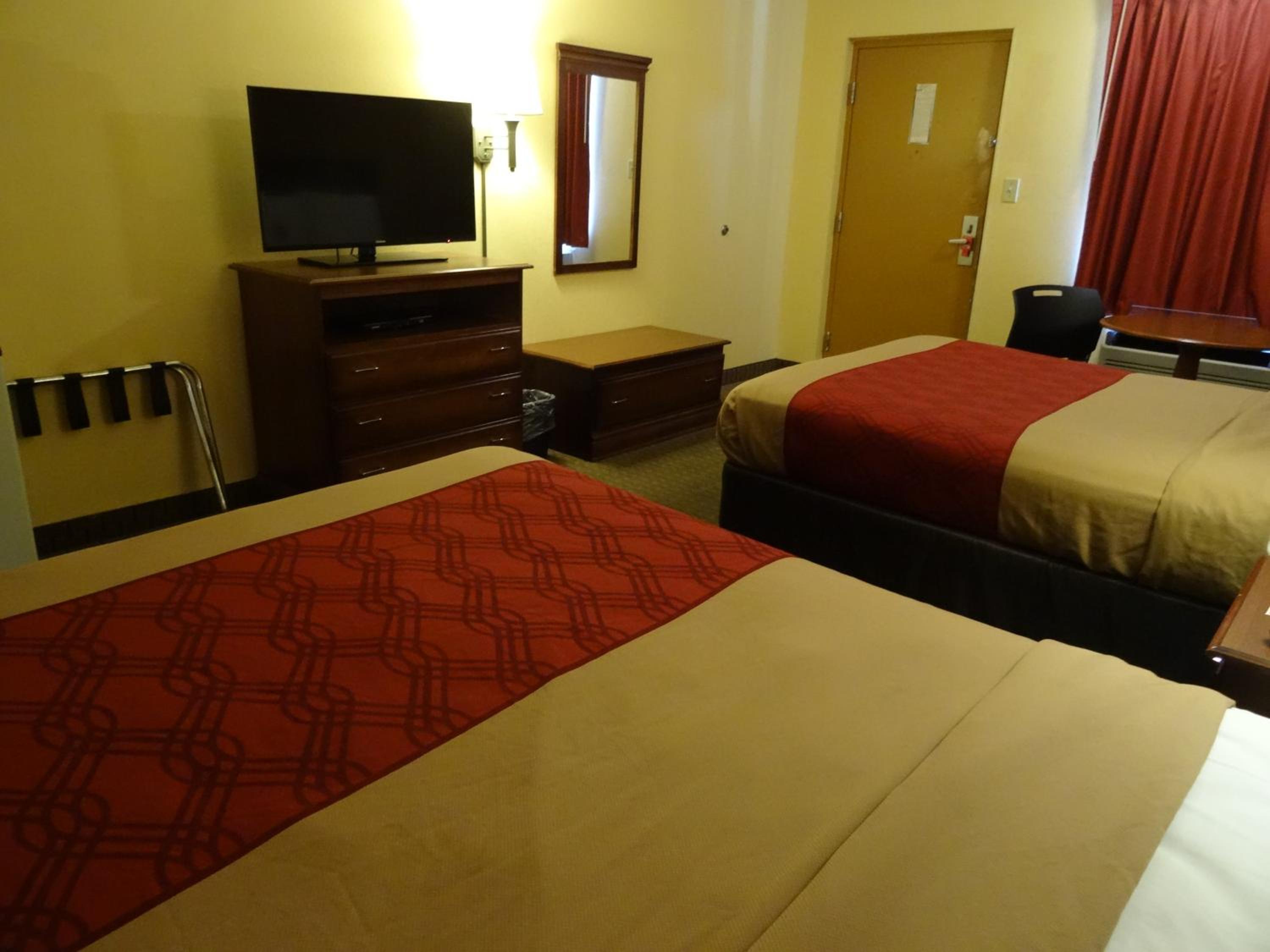 Queen Room with Two Queen Beds - Non-Smoking - Photo 1