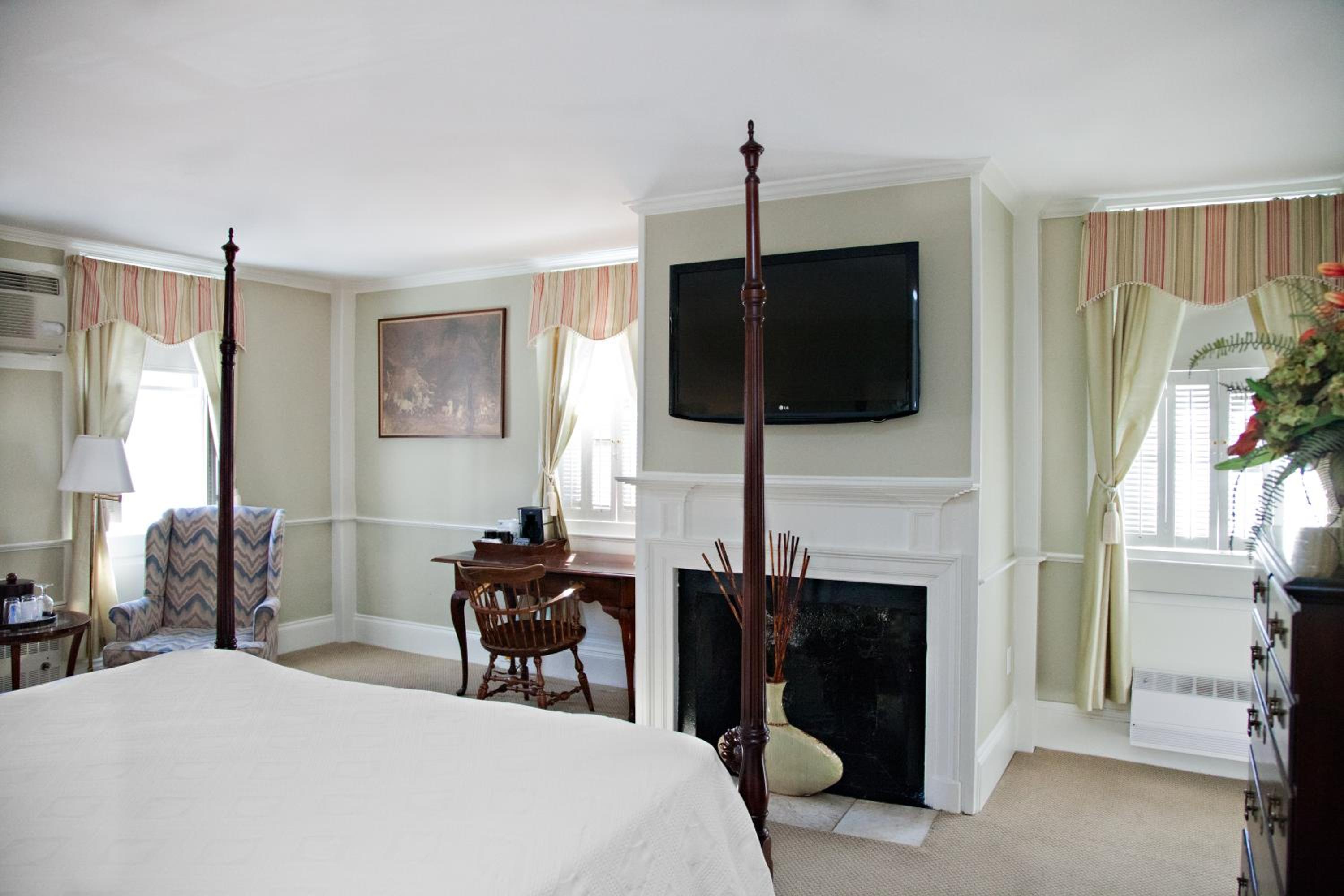 Deluxe King Room - Photo 6