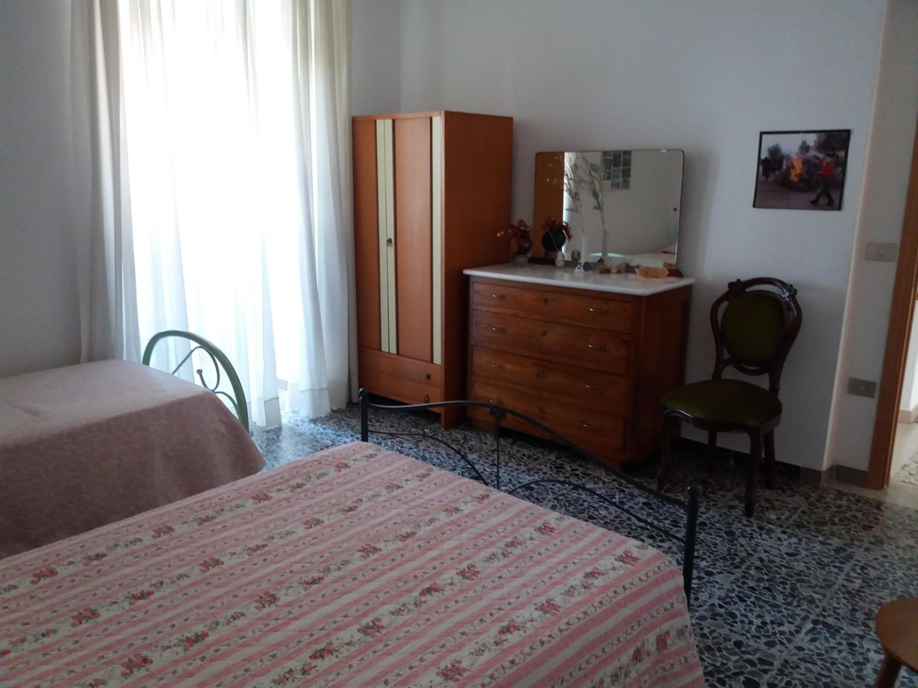 Economy Triple Room photo 2