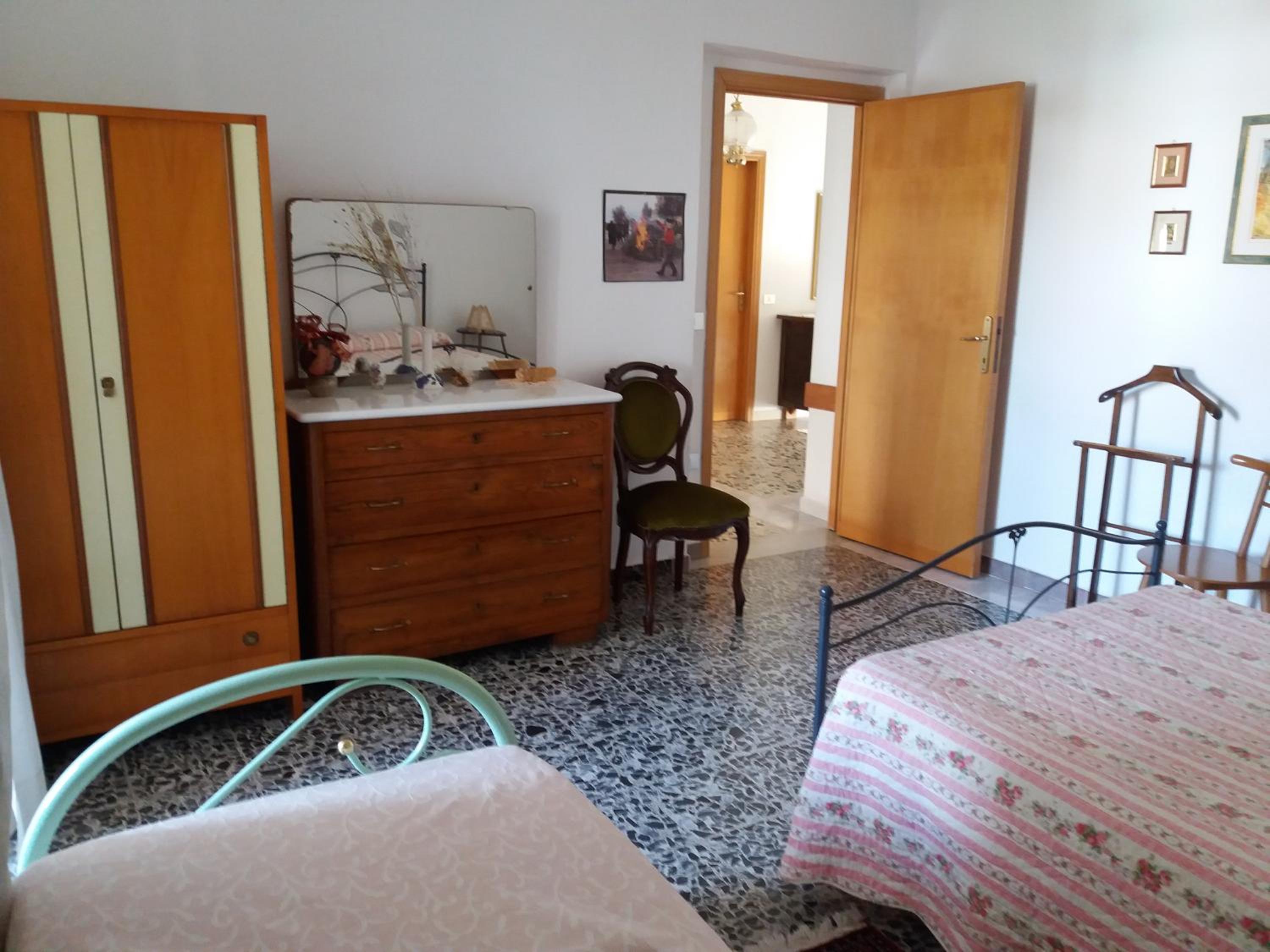 Economy Triple Room photo 3