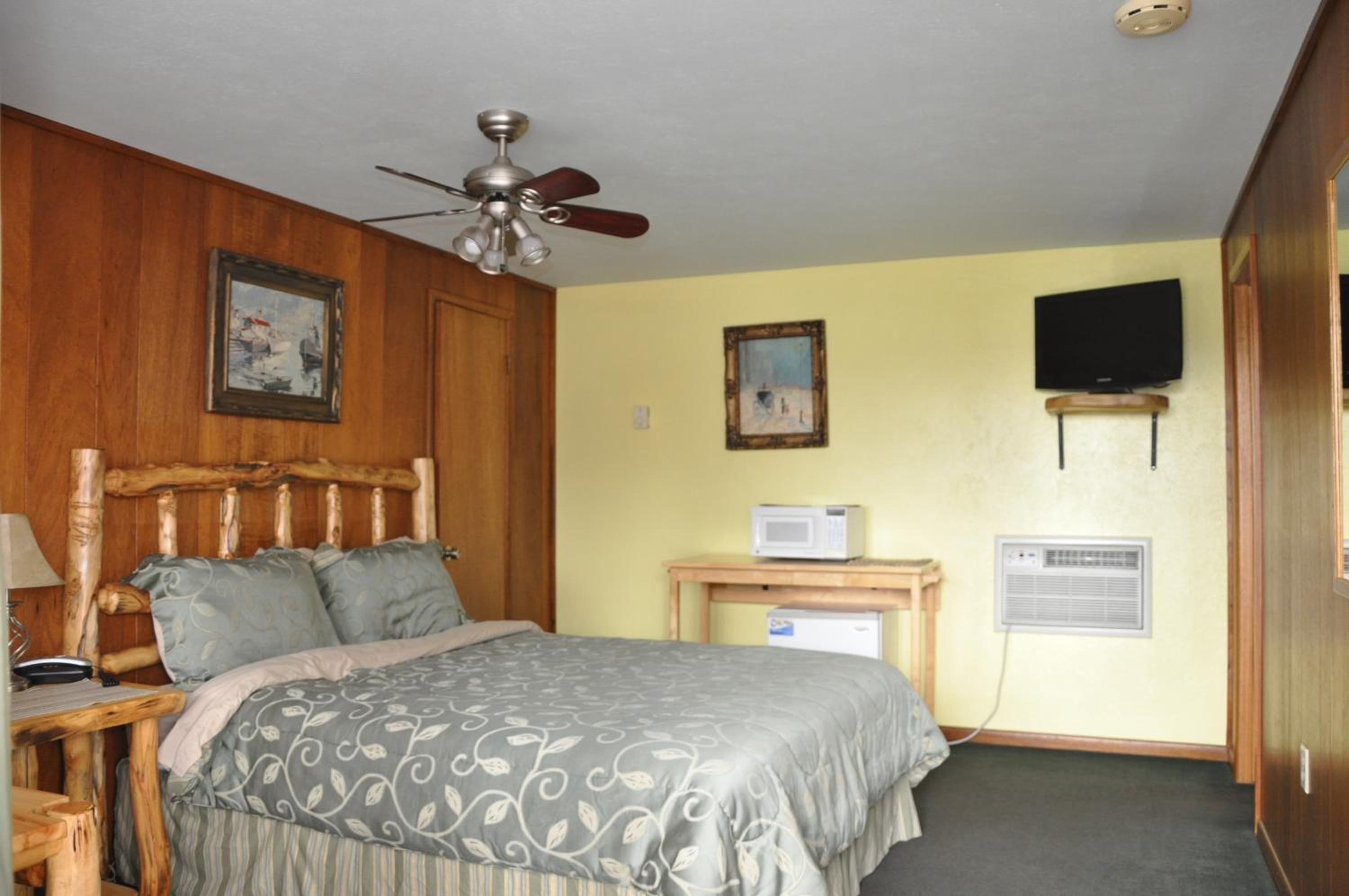 Queen Room photo 1