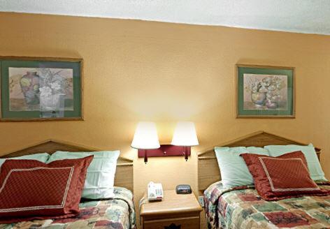 Standard Queen Room with Two Queen Beds - Smoking photo 2