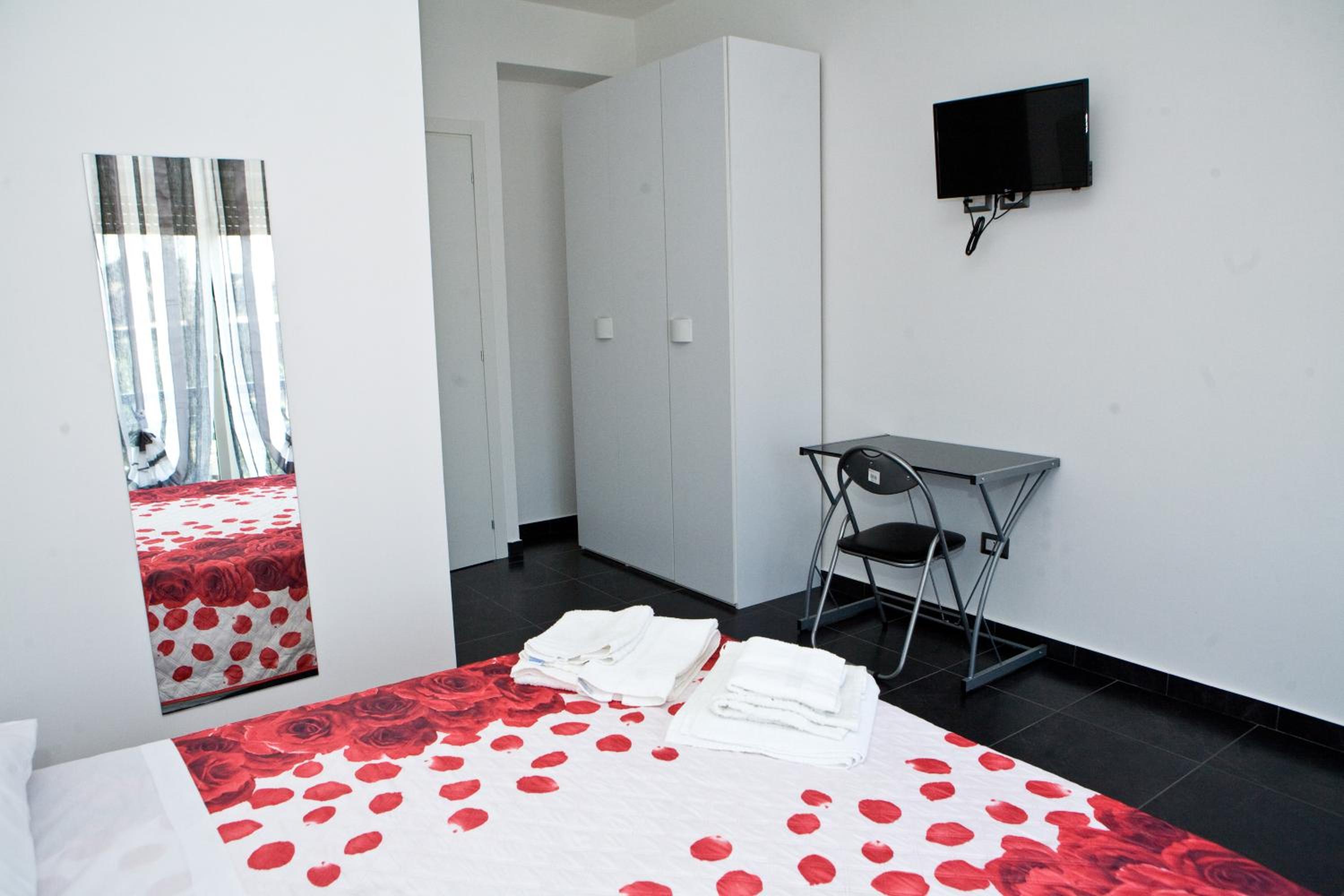 Deluxe Room (2 Adults + 1 Child) - Photo 9