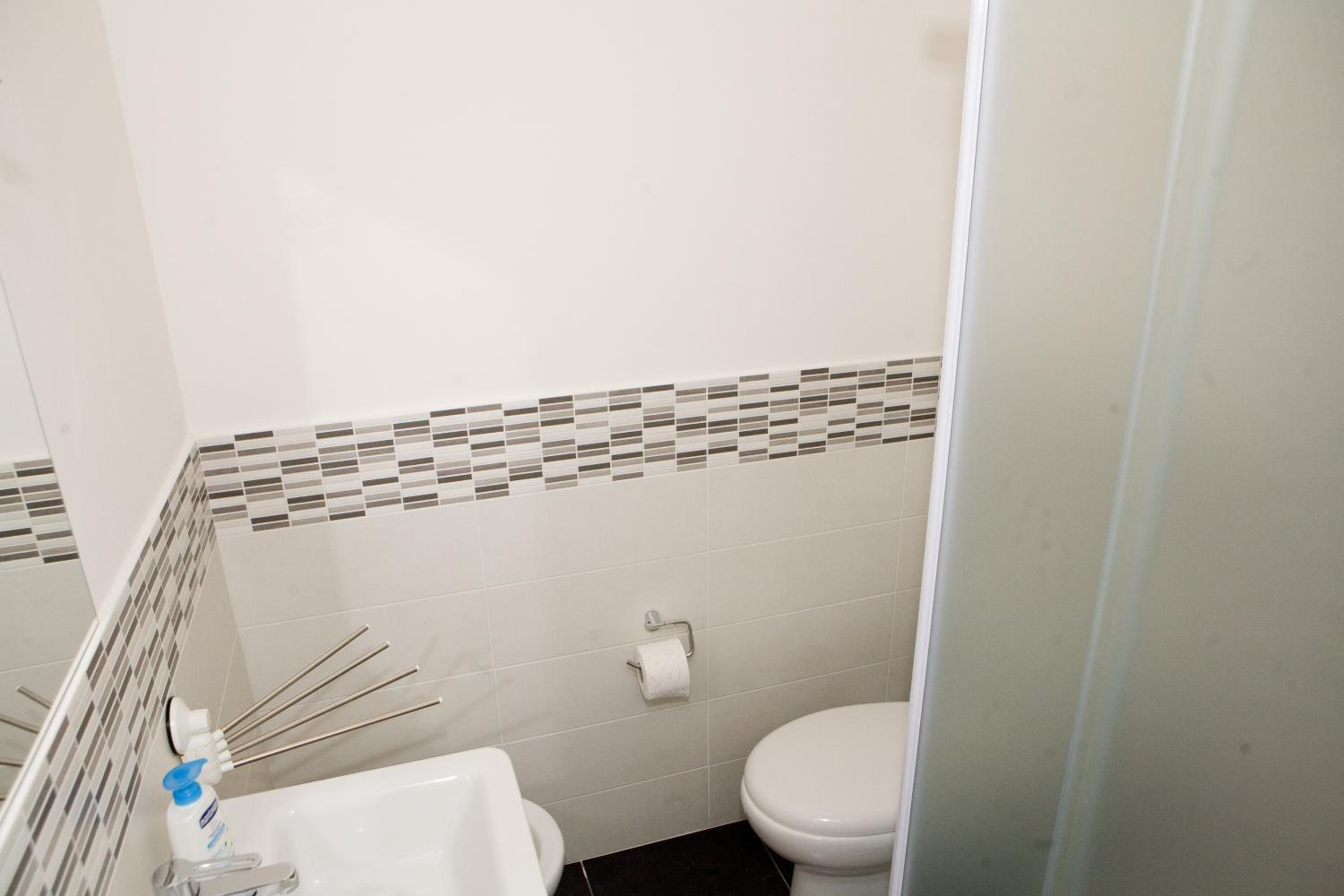 Deluxe Room (2 Adults + 1 Child) - Photo 2