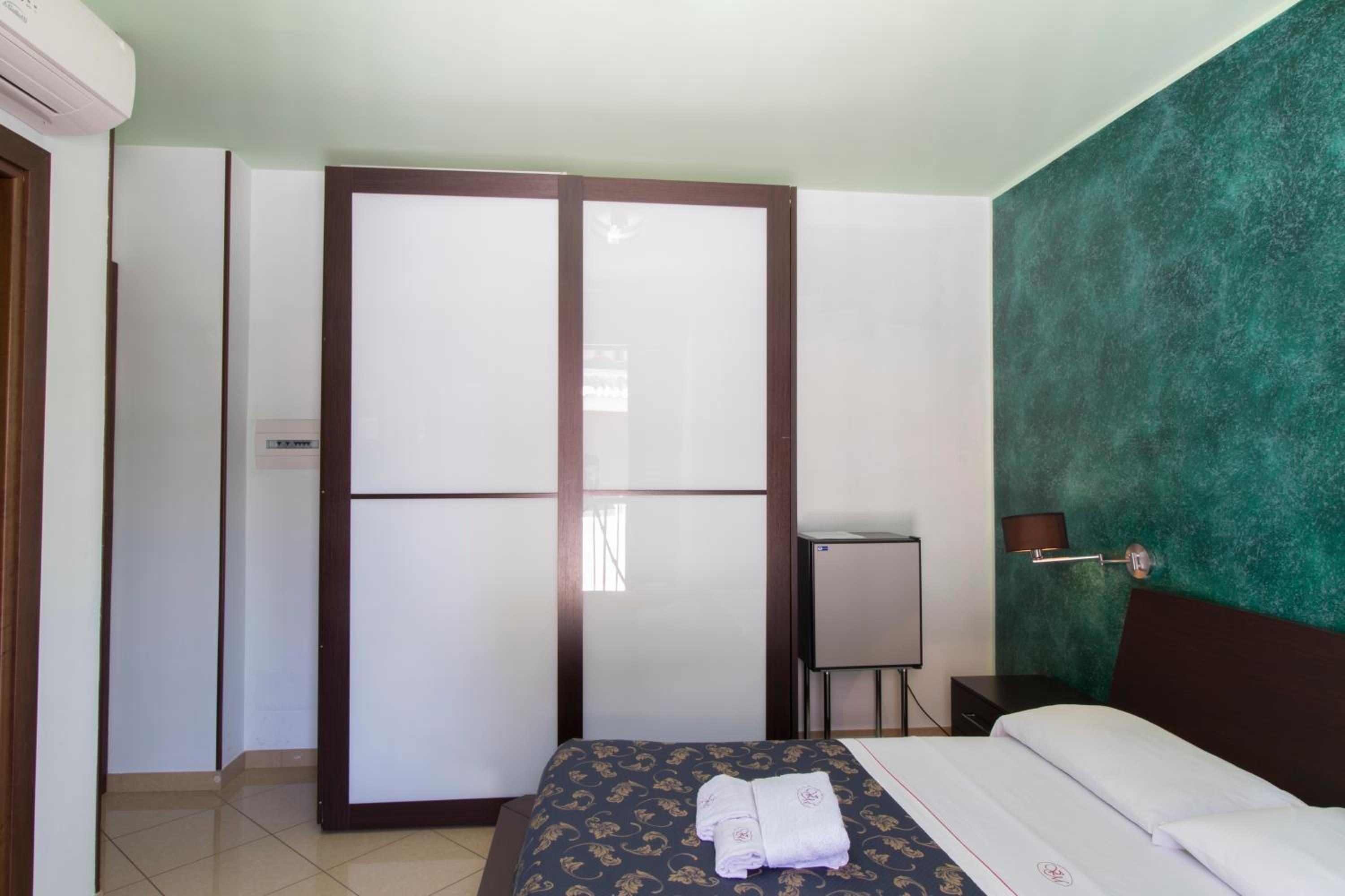 Double Room - Photo 5