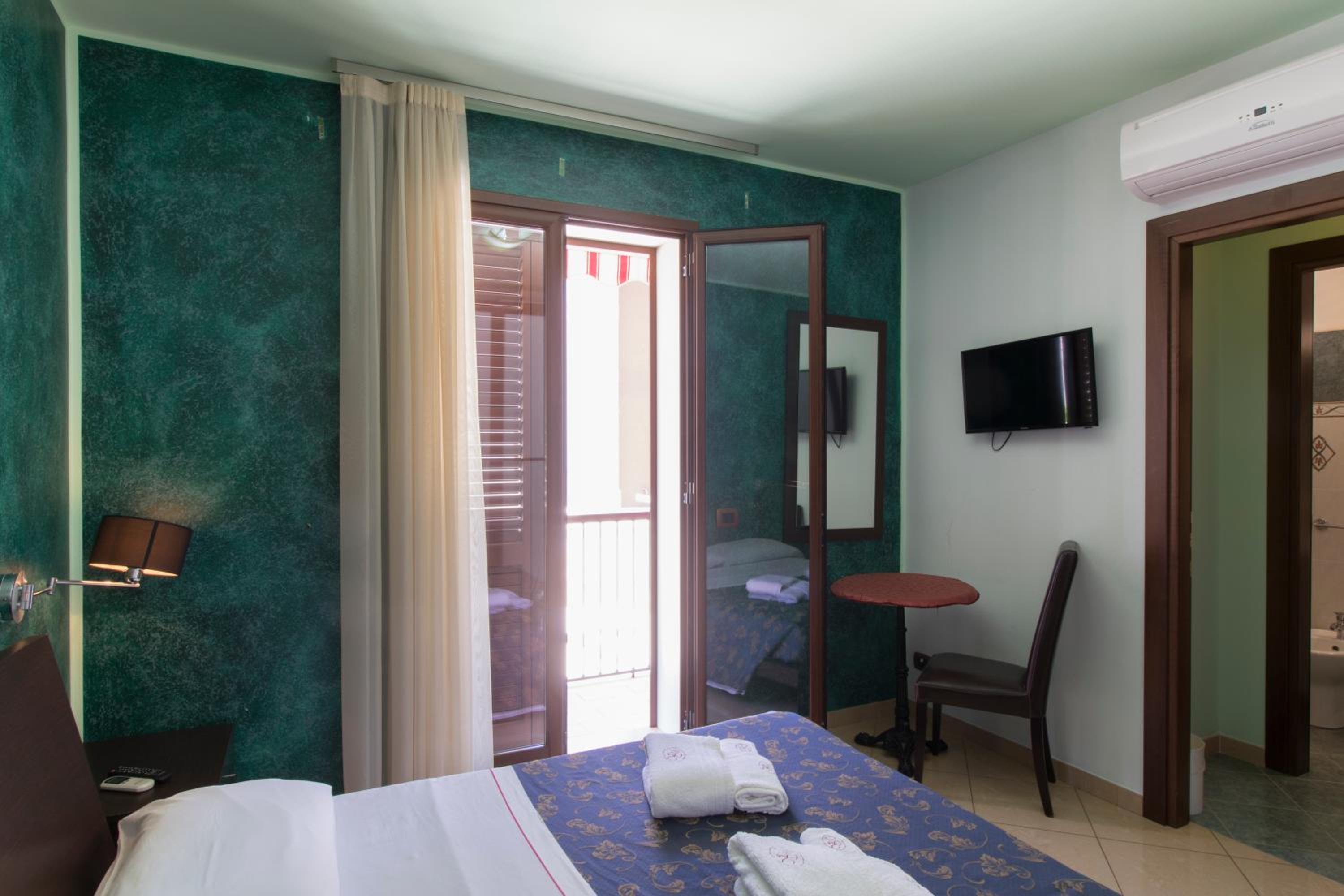 Double Room - Photo 6