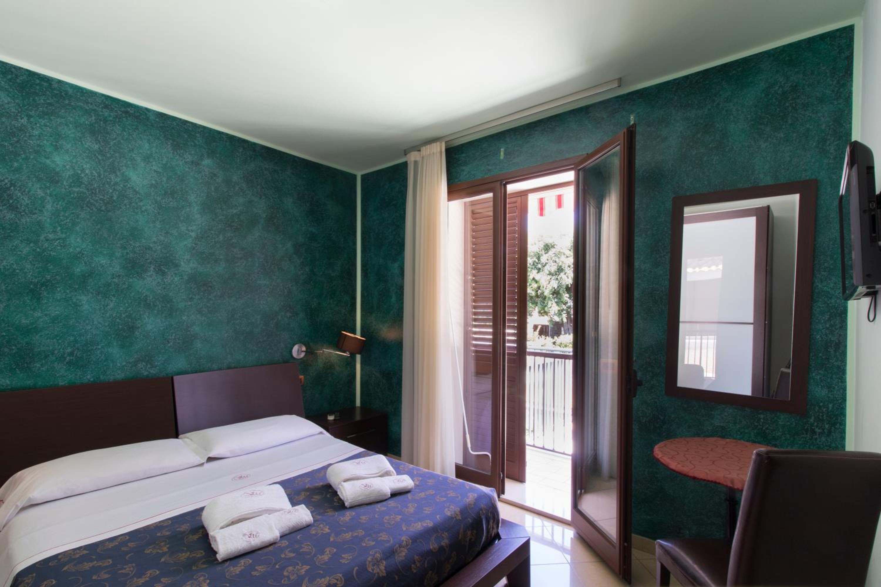 Double Room - Photo 7