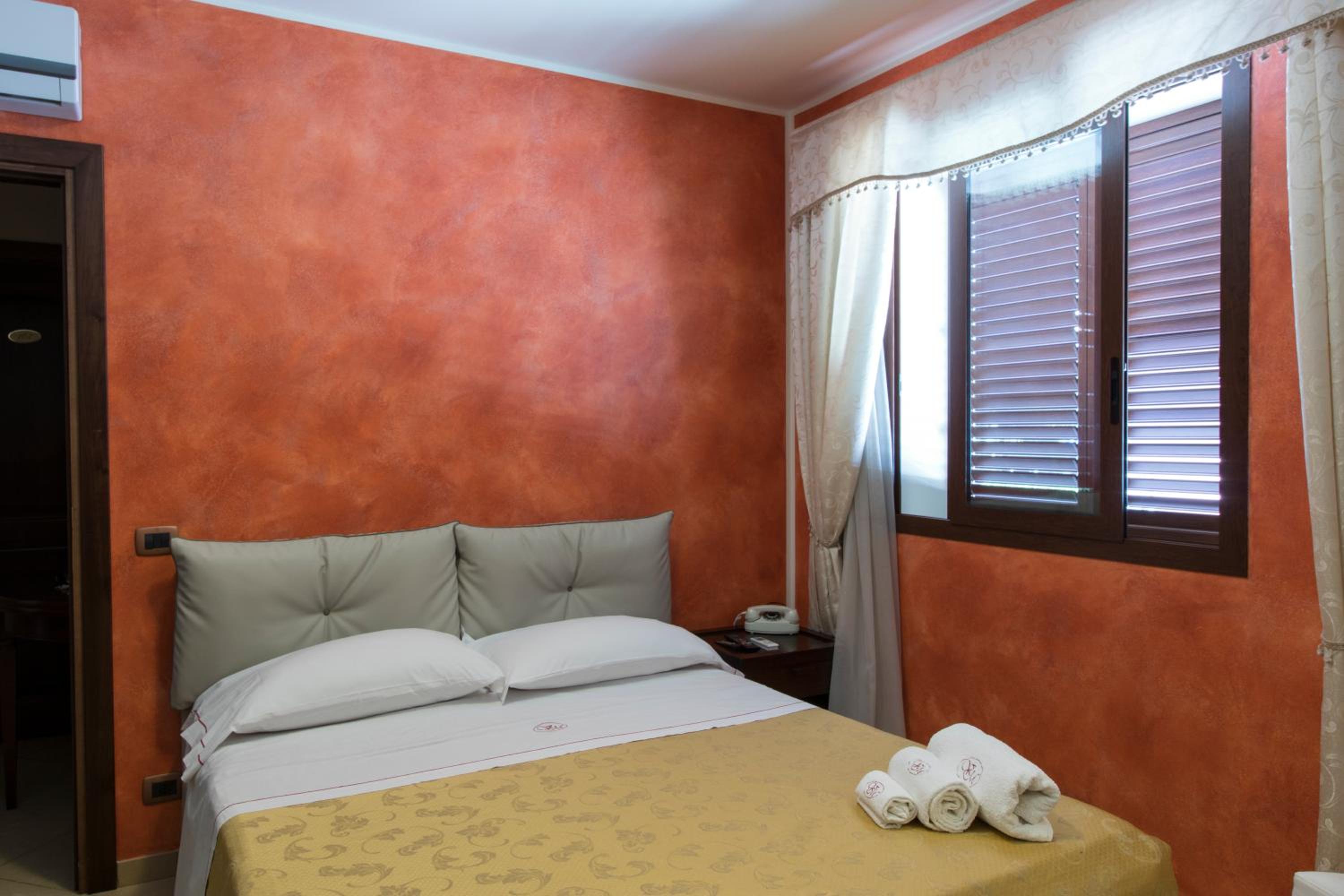 Double Room - Photo 16