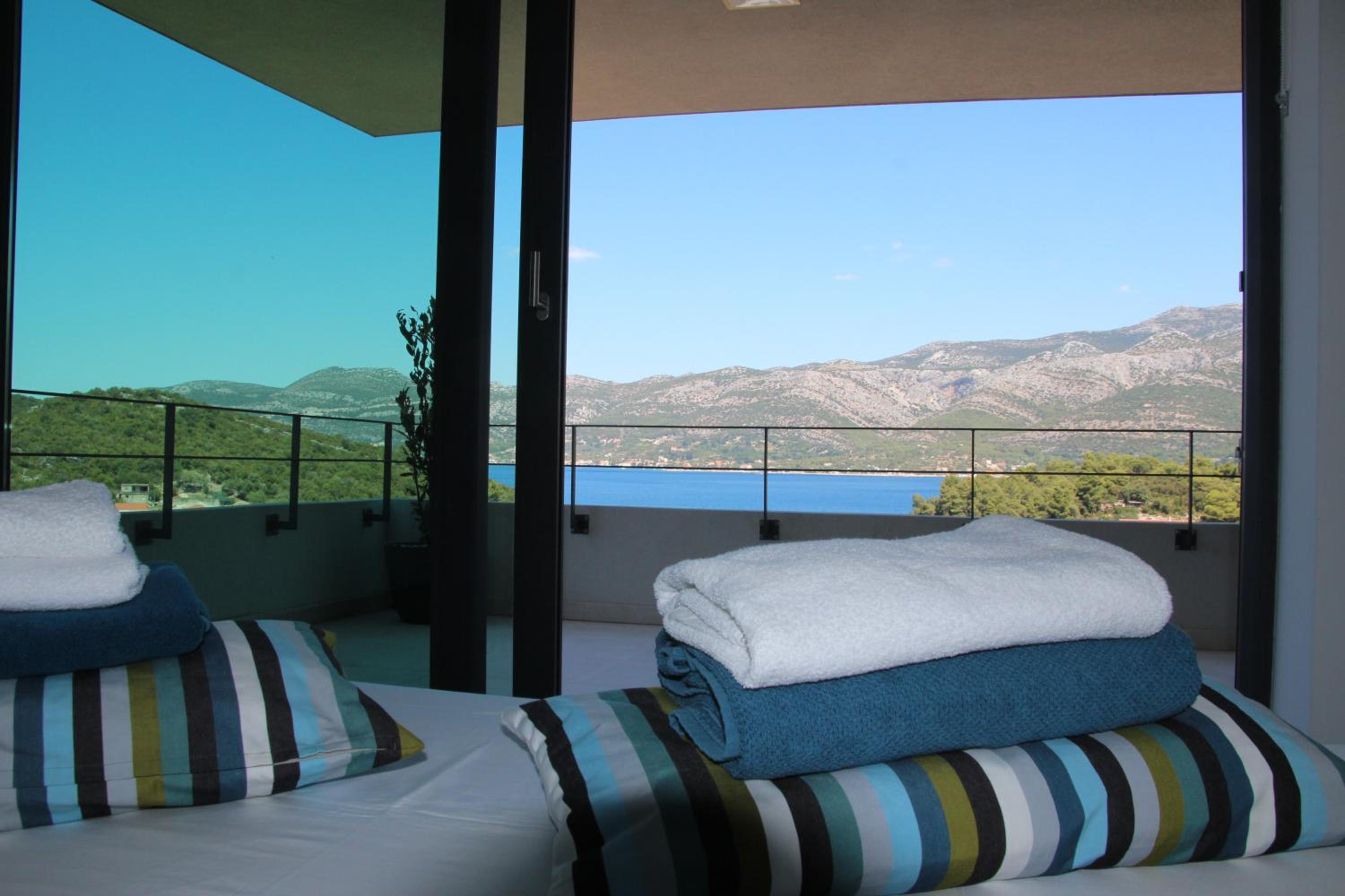 Three-Bedroom-Luxury-Apartment with Balcony and Sea View - Top Floor photo 3