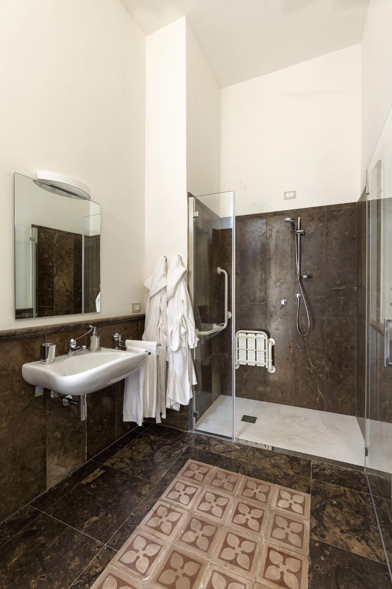 Deluxe Double Room with Disability Bathroom photo 3