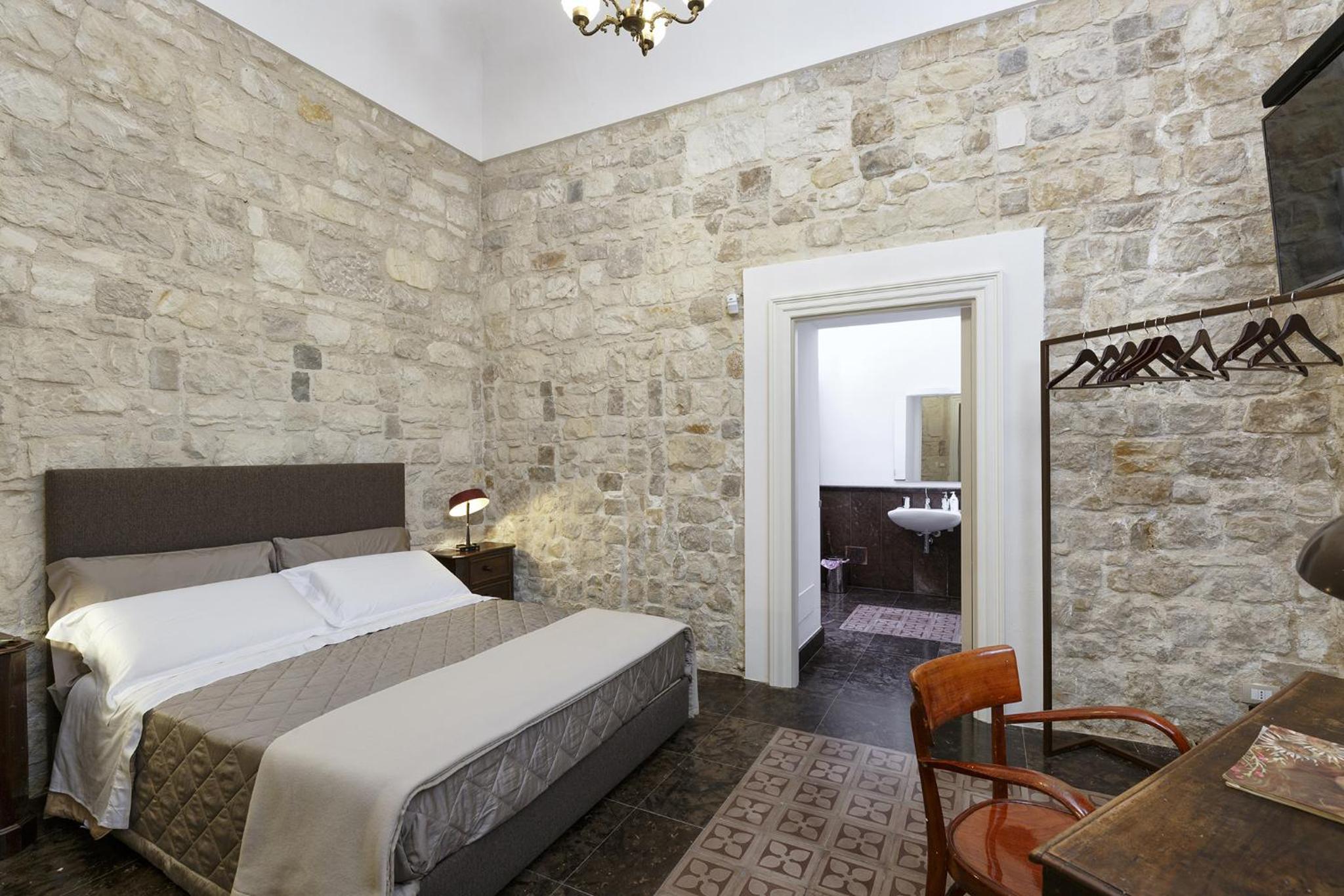 Deluxe Double Room with Disability Bathroom photo 1