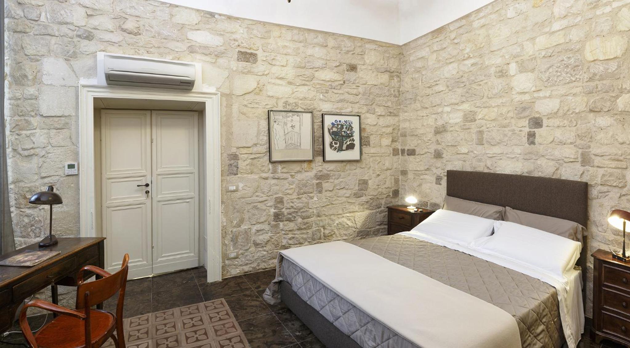 Deluxe Double Room with Disability Bathroom photo 2