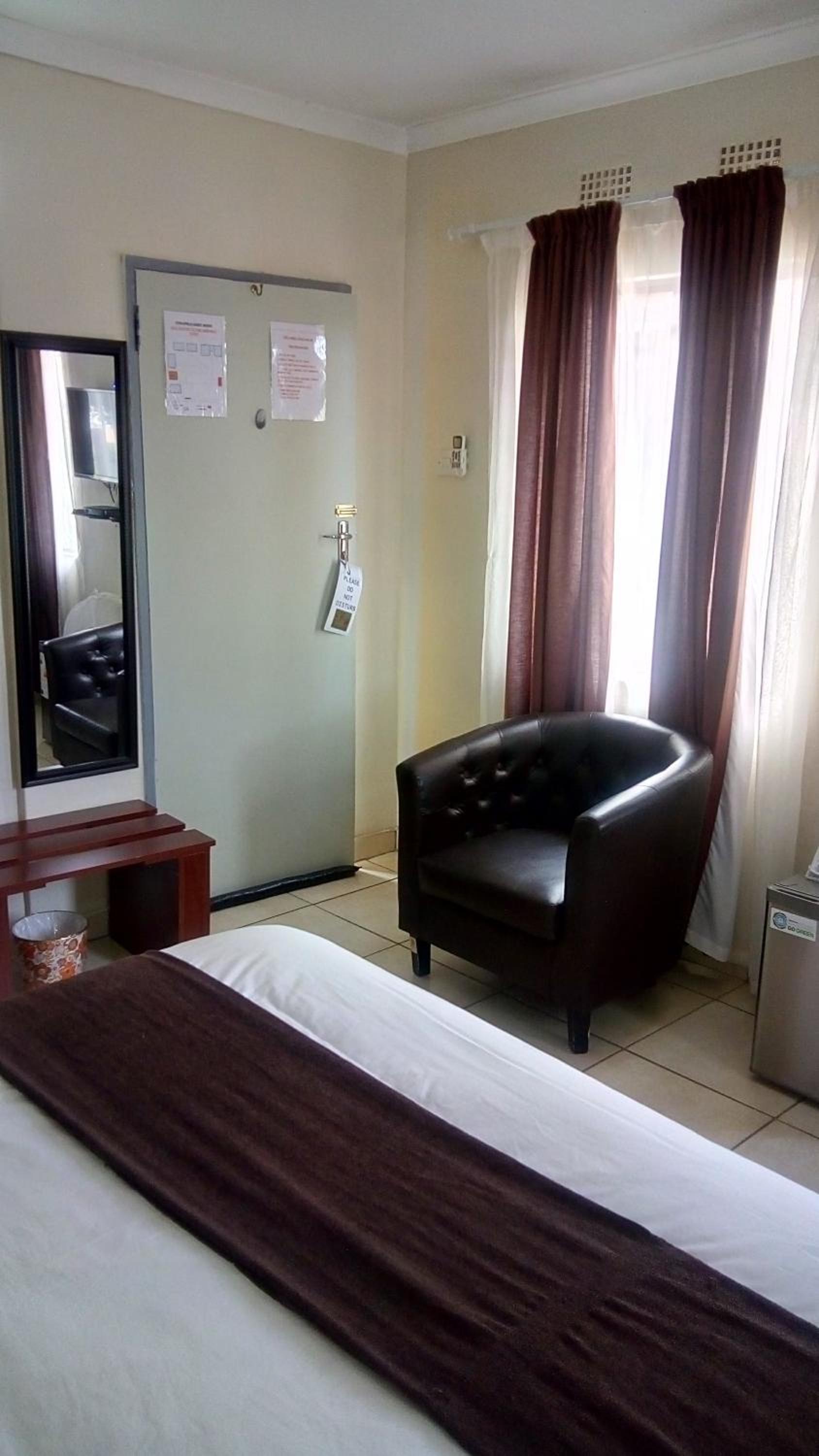 Budget Double Room photo 3