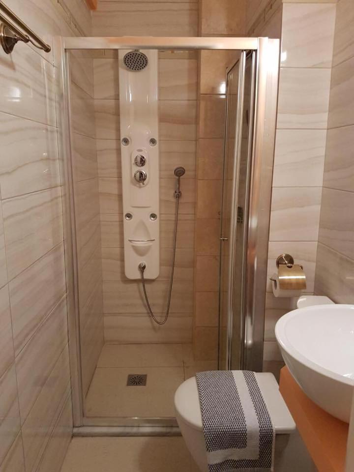 Deluxe Suite with Sea View - Photo 4