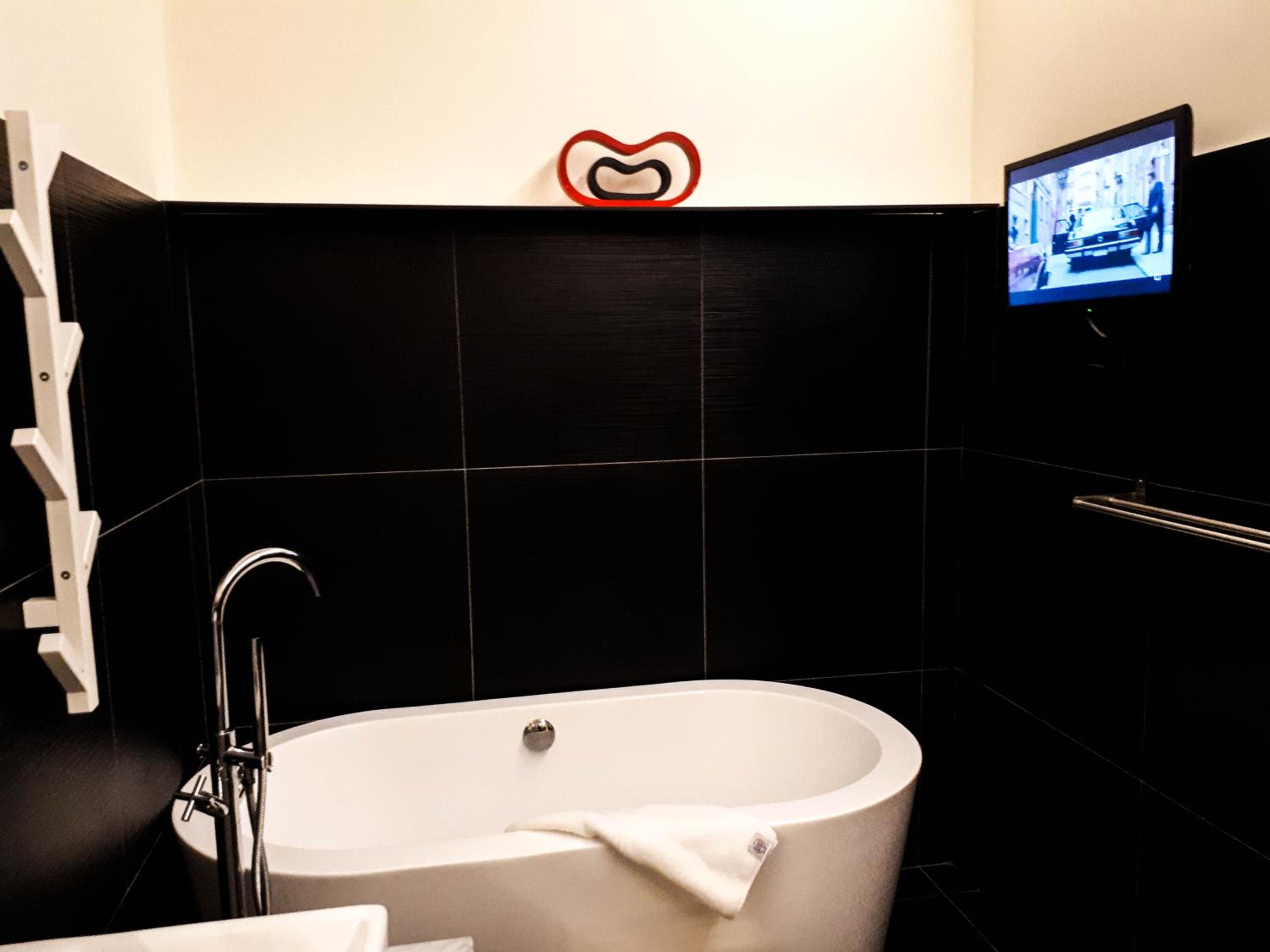 Honeymoon Suite - Photo 3