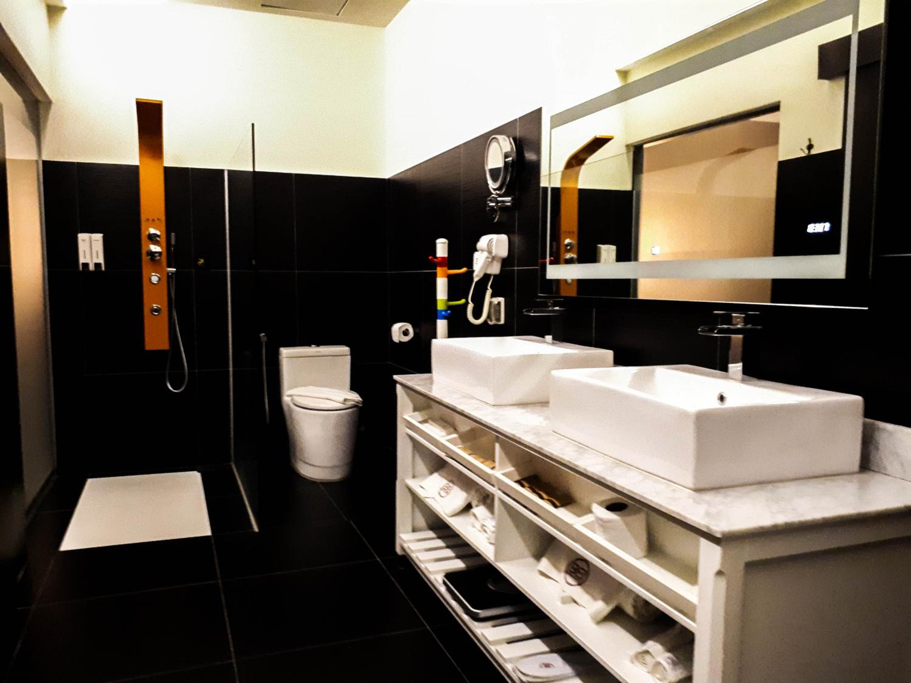 Honeymoon Suite - Photo 2
