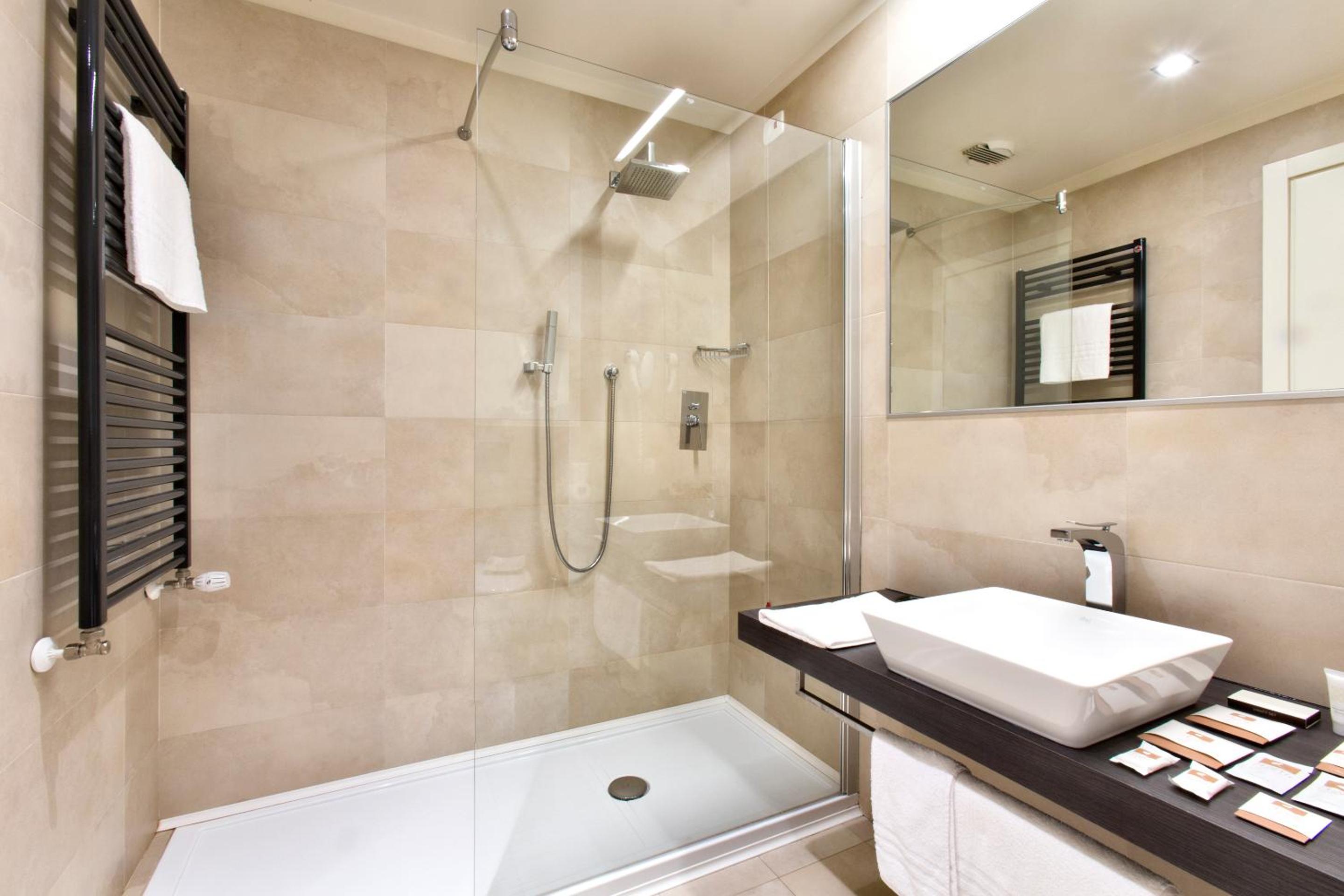 Standard Double or Twin Room - Photo 7