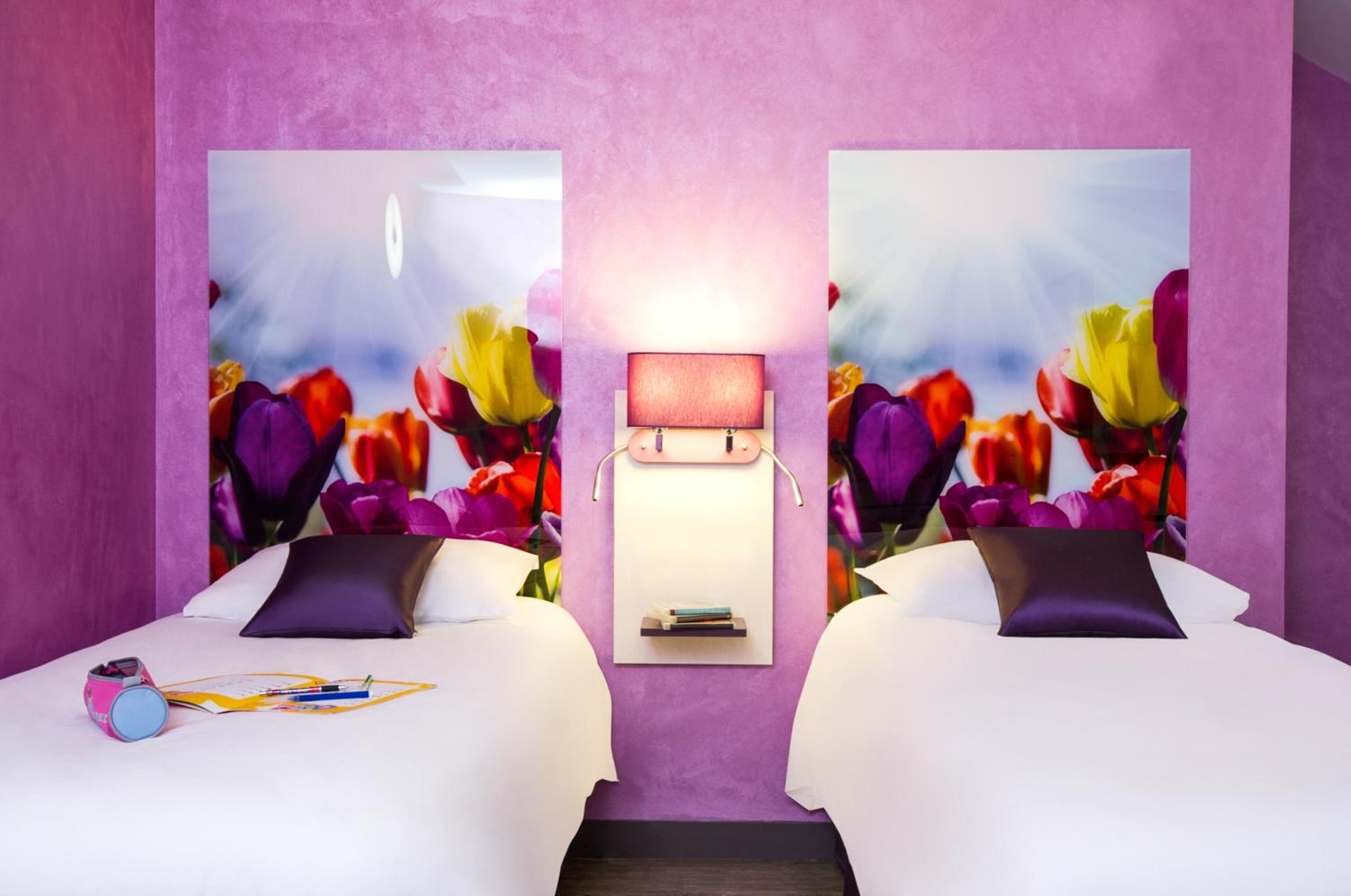 Standard Family Suite with One Double Bed and Twin Beds photo 3