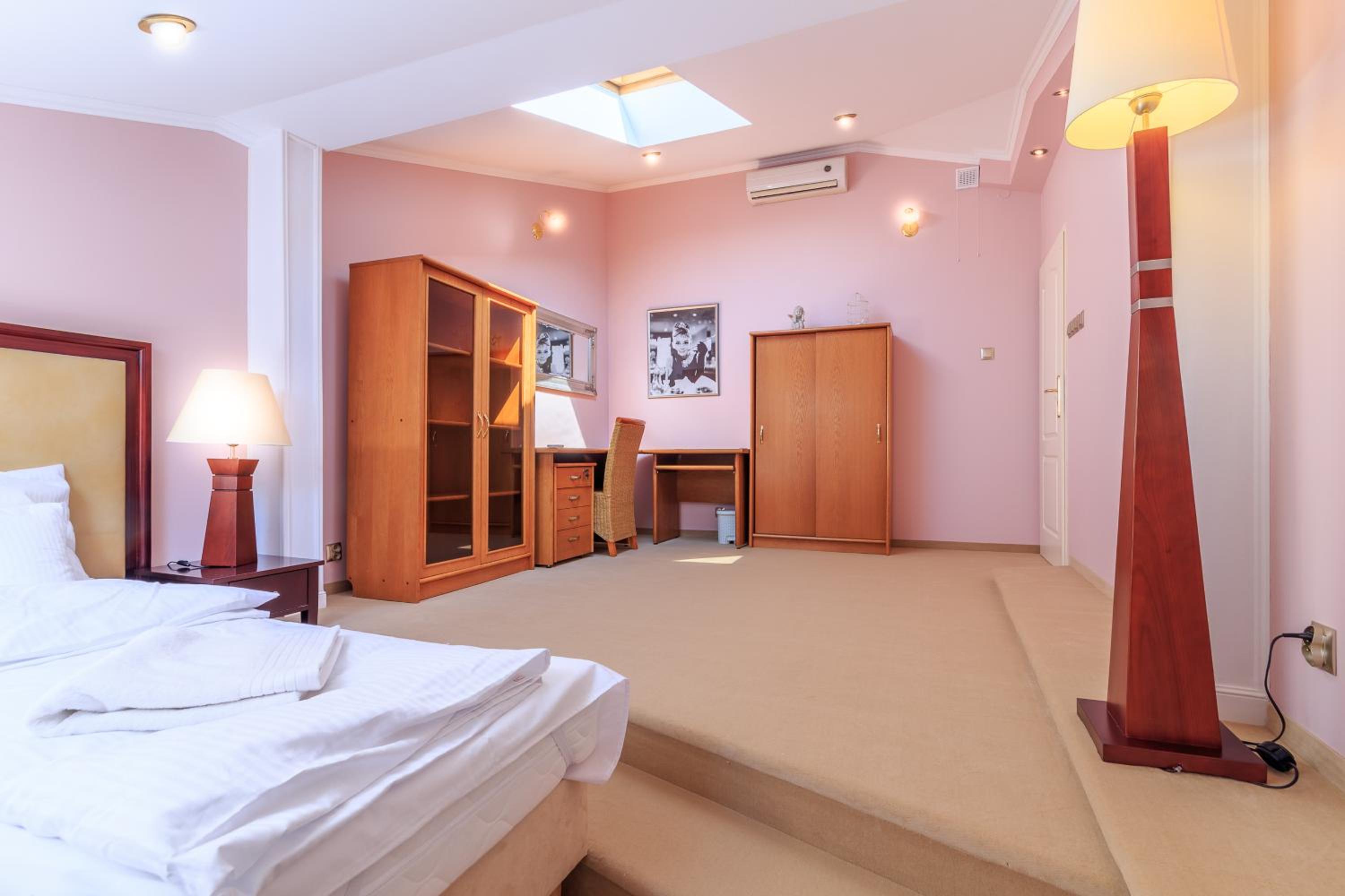 Double Room with Private External Bathroom - Photo 3