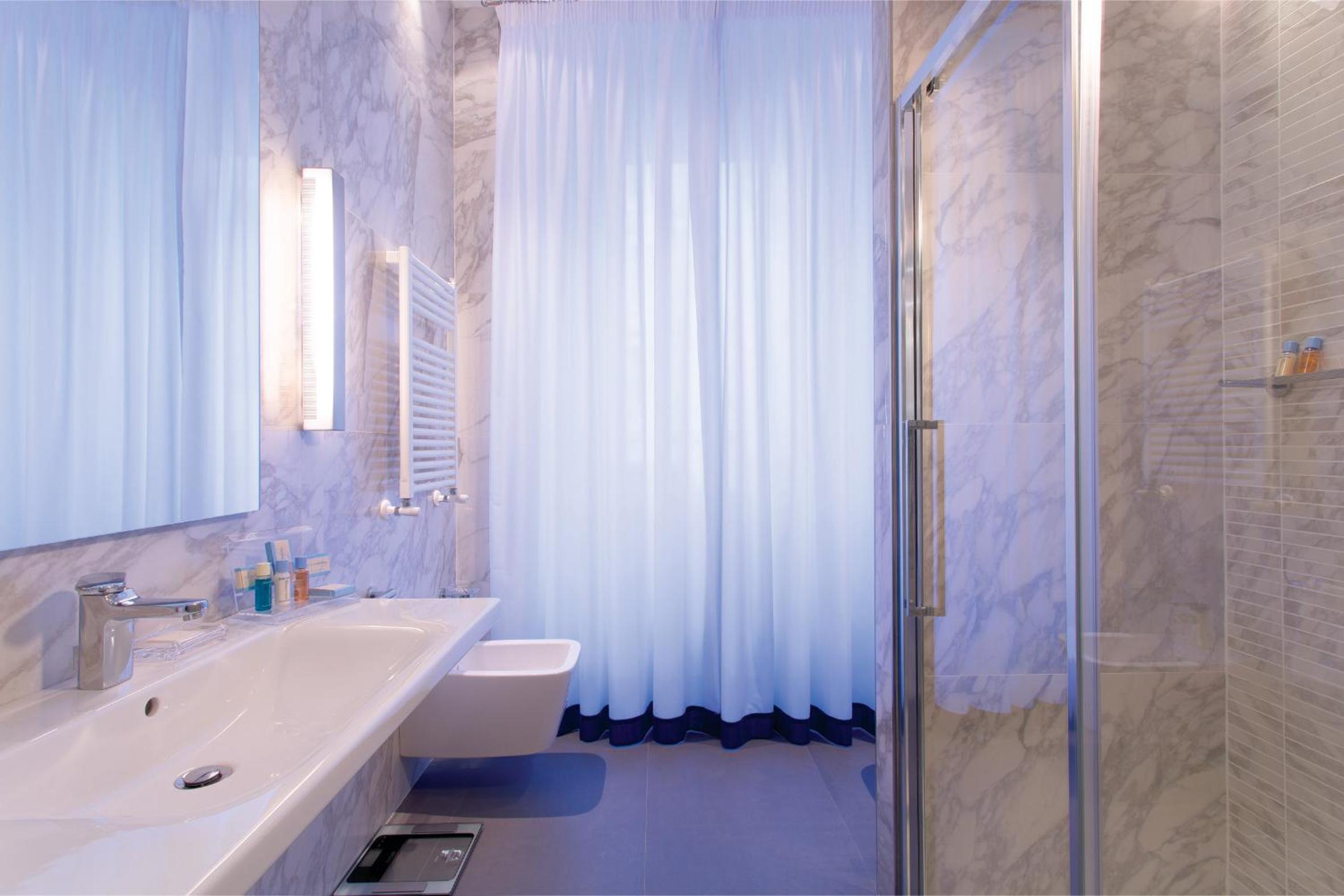 Deluxe Queen Room thumbnail 5