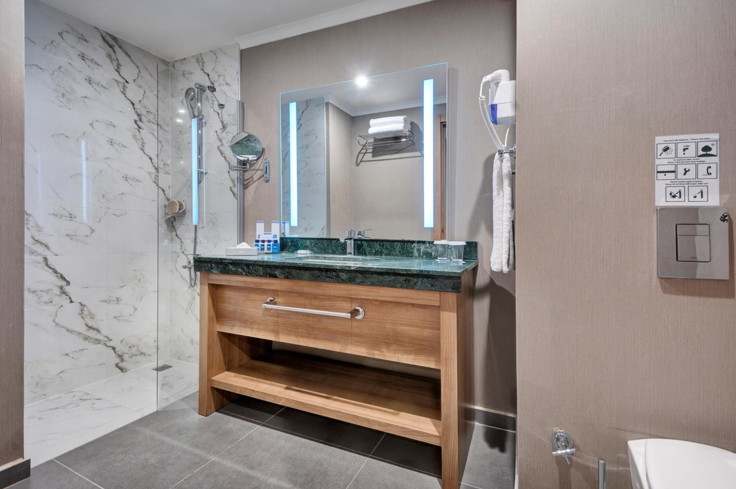 Double or Twin Room with Sea View - Photo 3