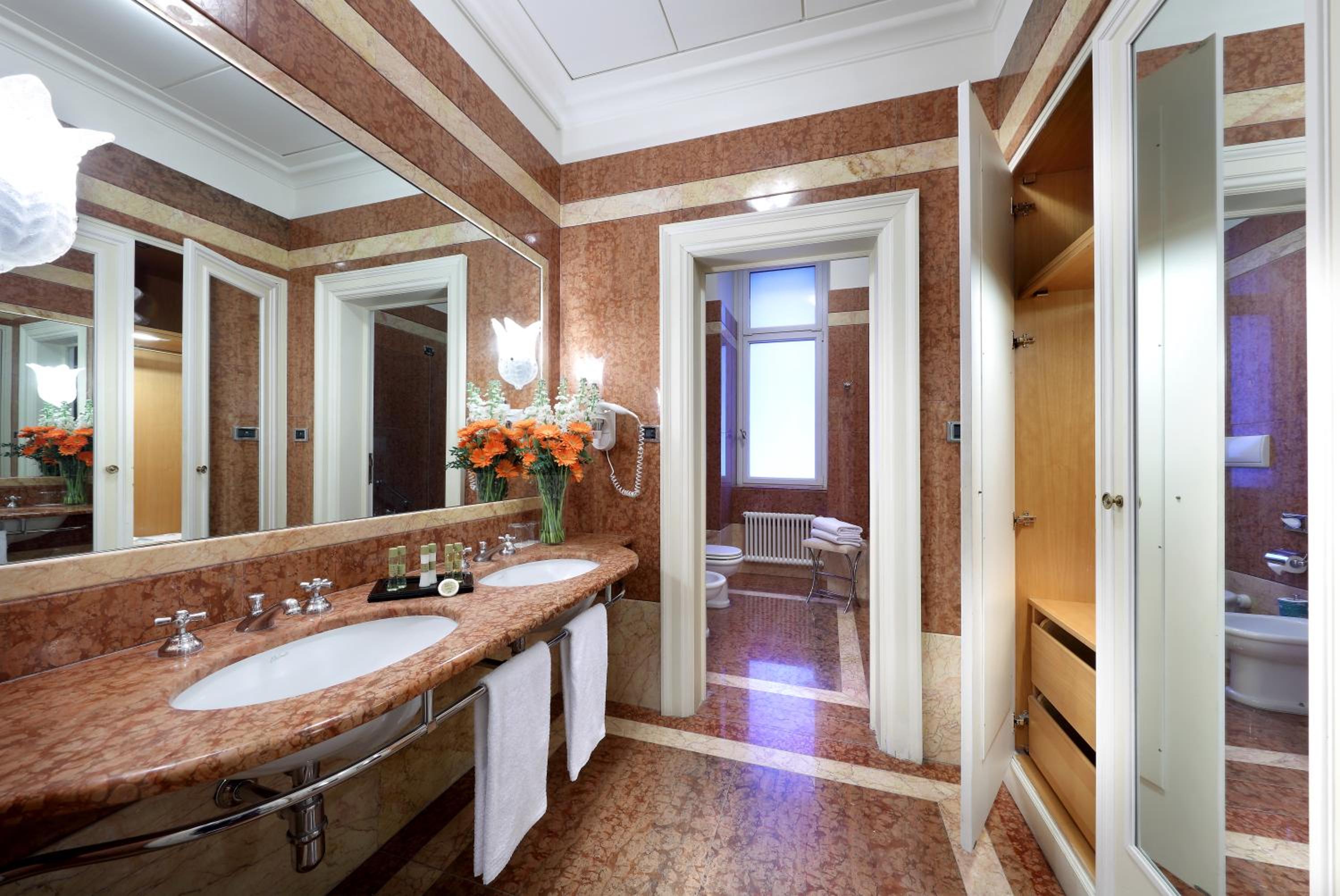 Deluxe Double Room with Sea View - Photo 7