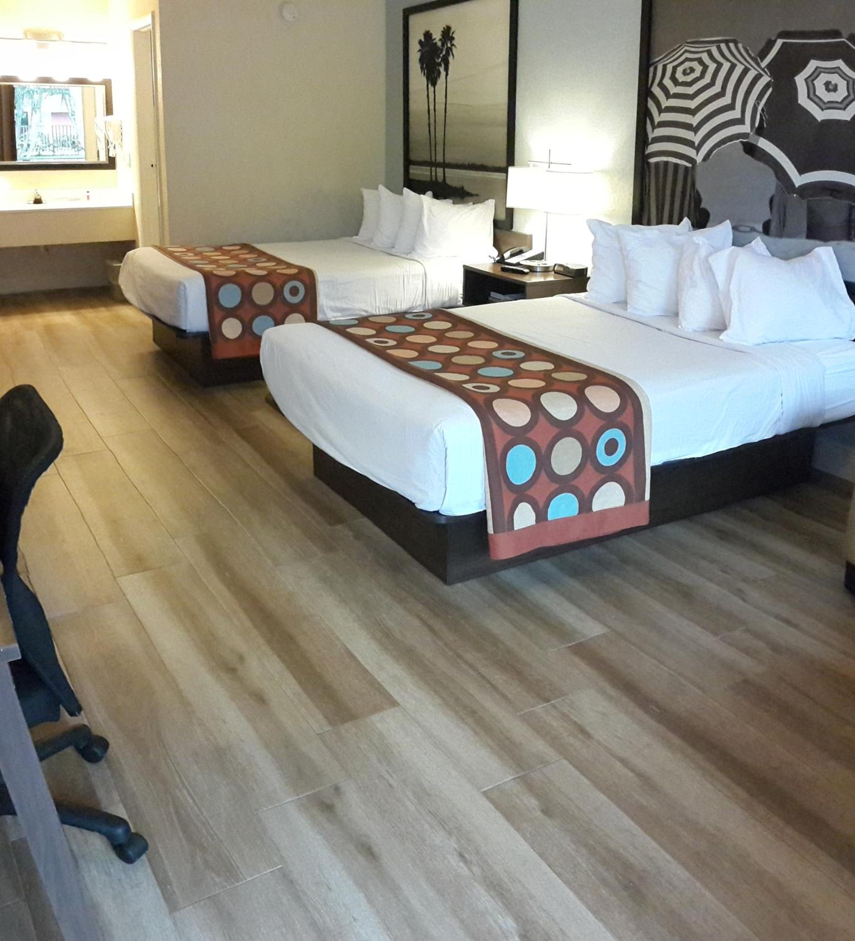 Double Room with Two Double Beds and Pool View - Non-Smoking - Photo 15