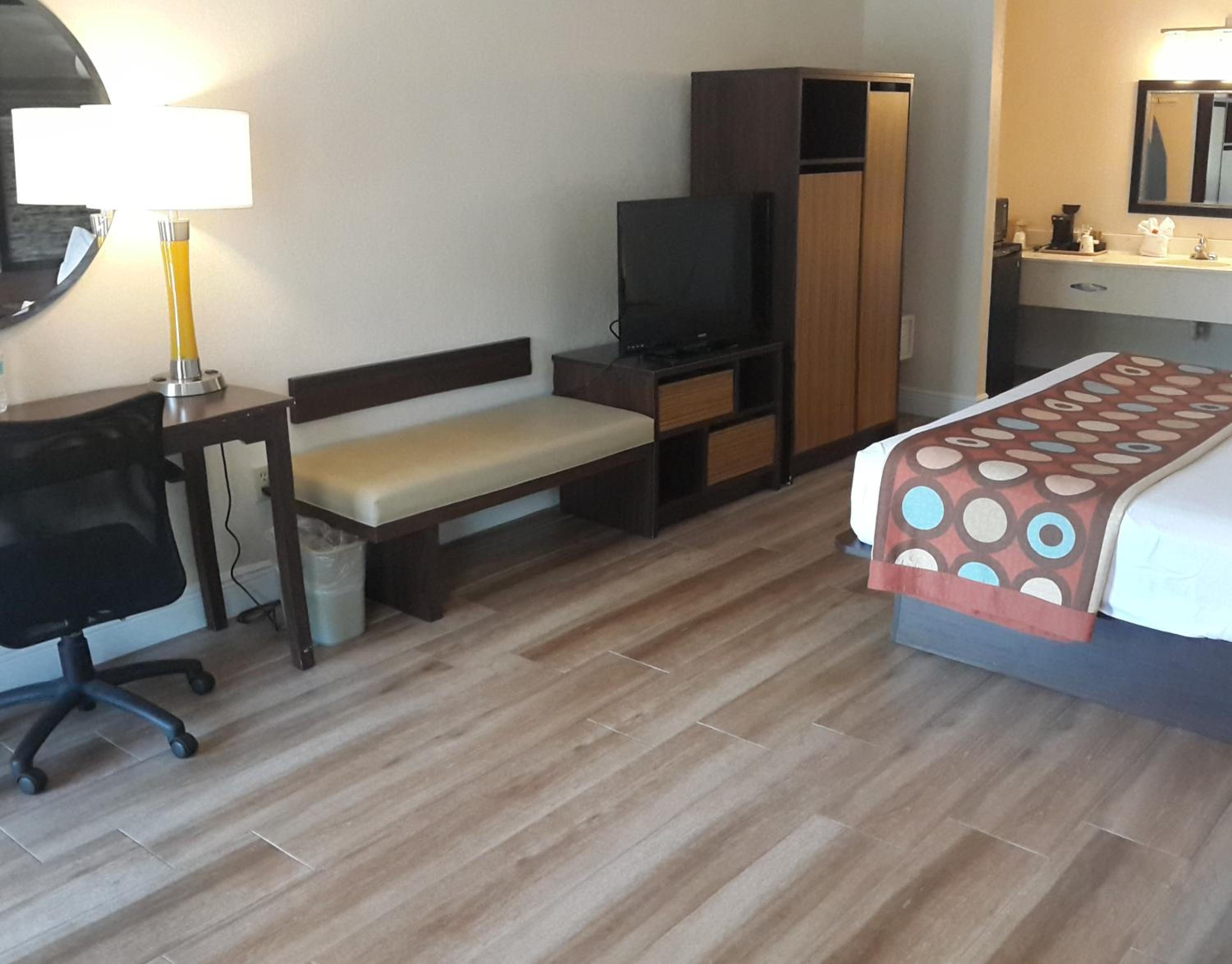 1 King Bed, Deluxe Room, Pool Side, Non-Smoking - Photo 4