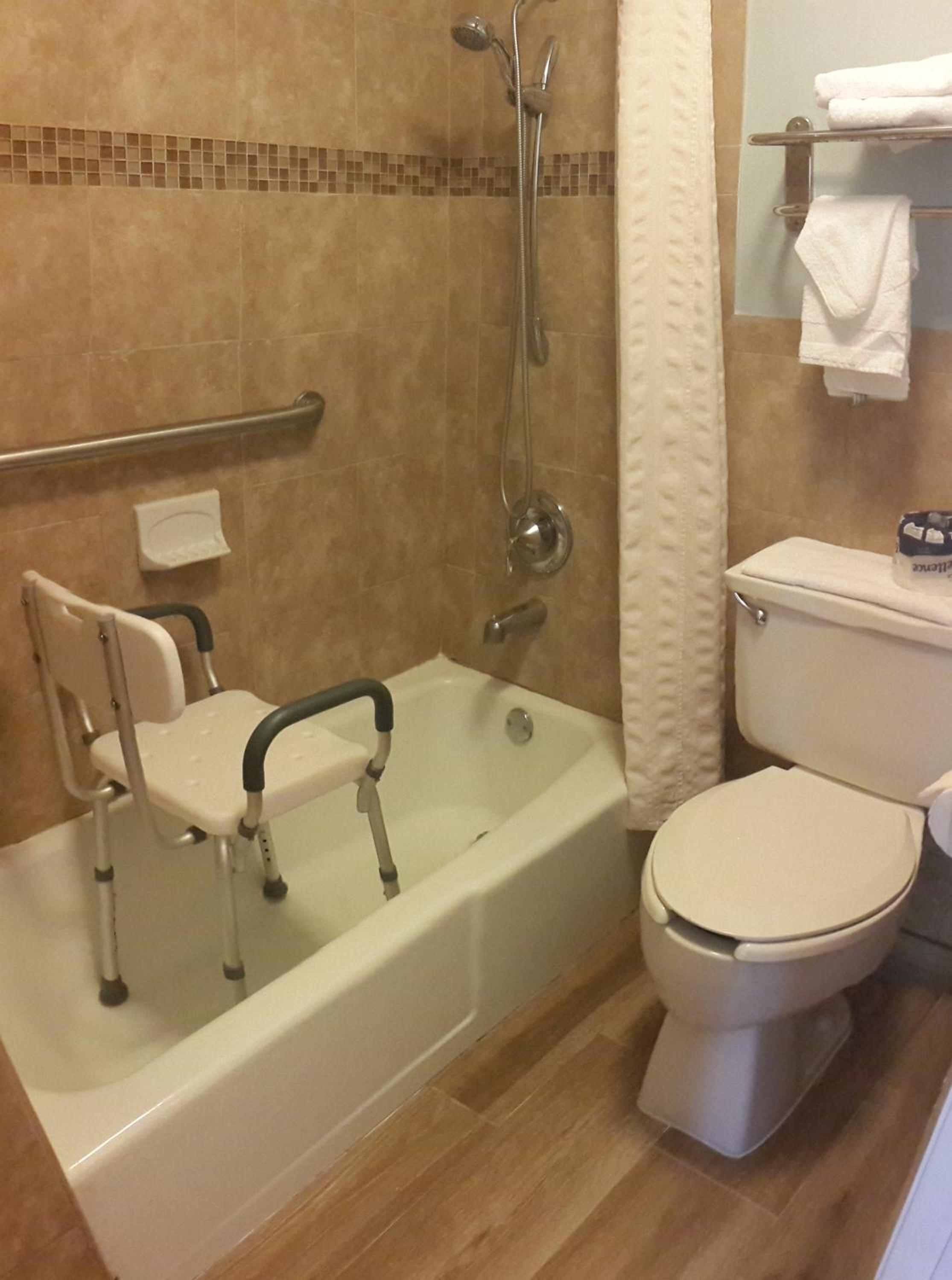 Deluxe King Room with Bath Tub - Mobility/Hearing Accessible - Non-Smoking - Photo 5