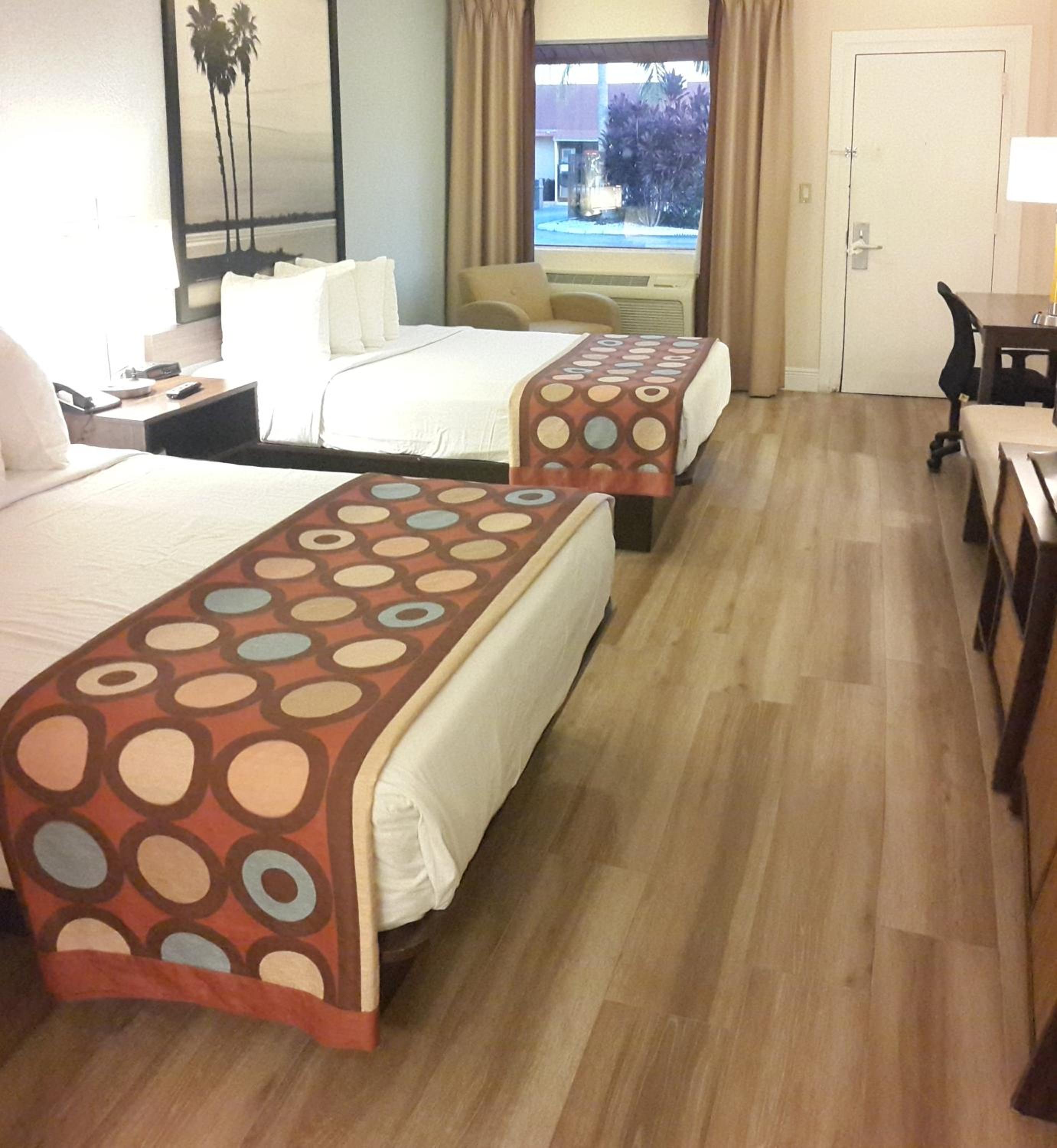 2 Double Beds, Deluxe Room, Pool Side, Non-Smoking - Photo 2