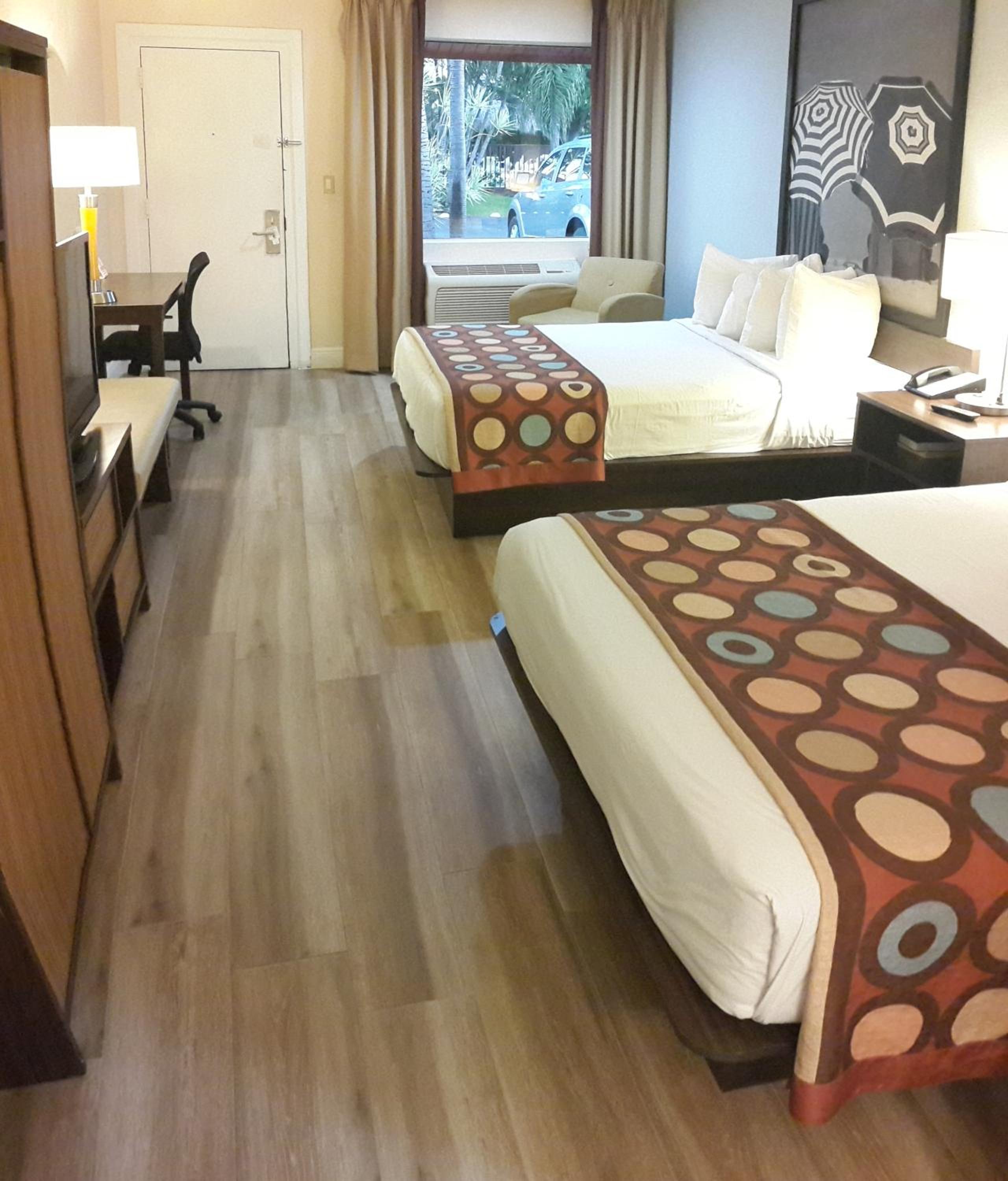 Double Room with Two Double Beds and Pool View - Non-Smoking - Photo 8