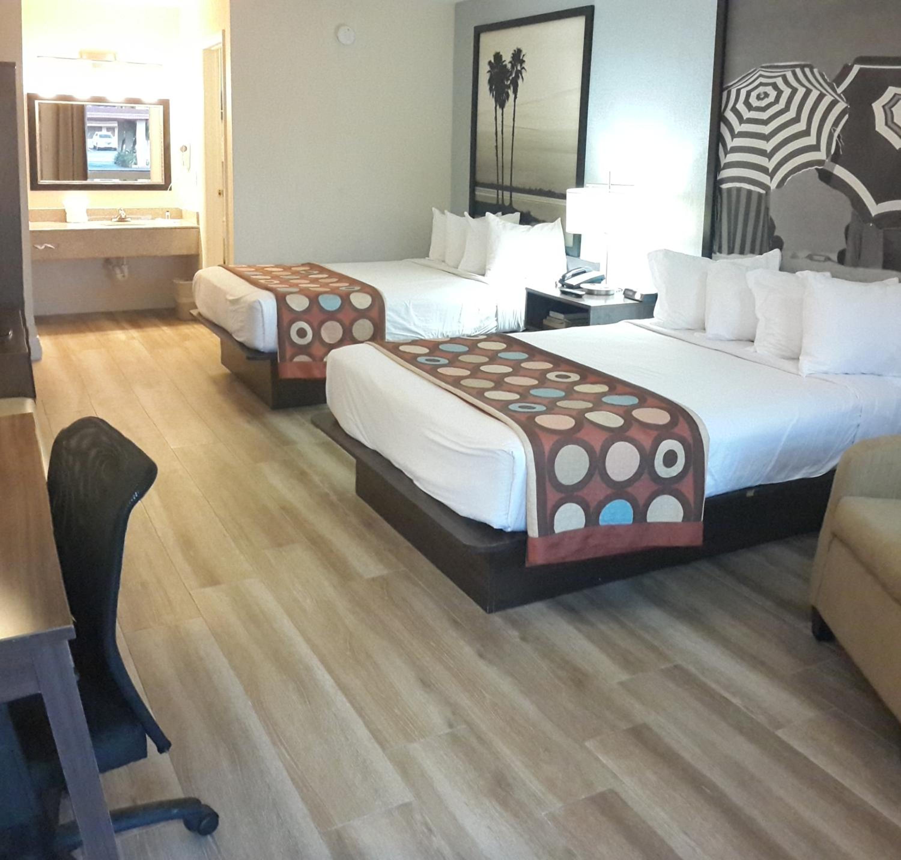 Double Room with Two Double Beds and Pool View - Non-Smoking - Photo 6