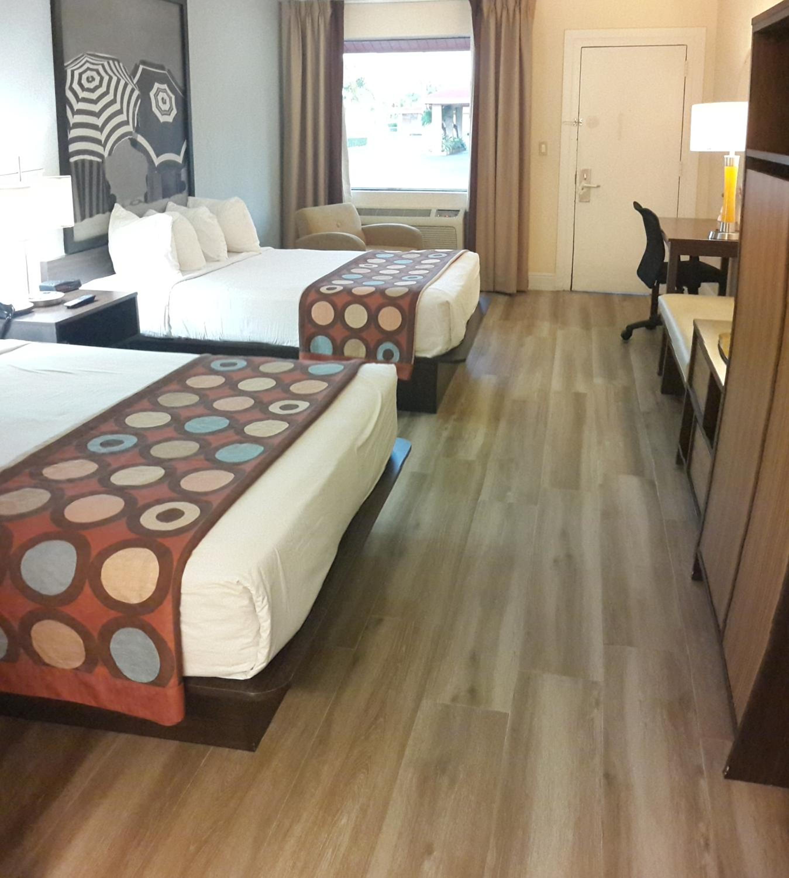 Double Room with Two Double Beds and Pool View - Non-Smoking - Photo 3