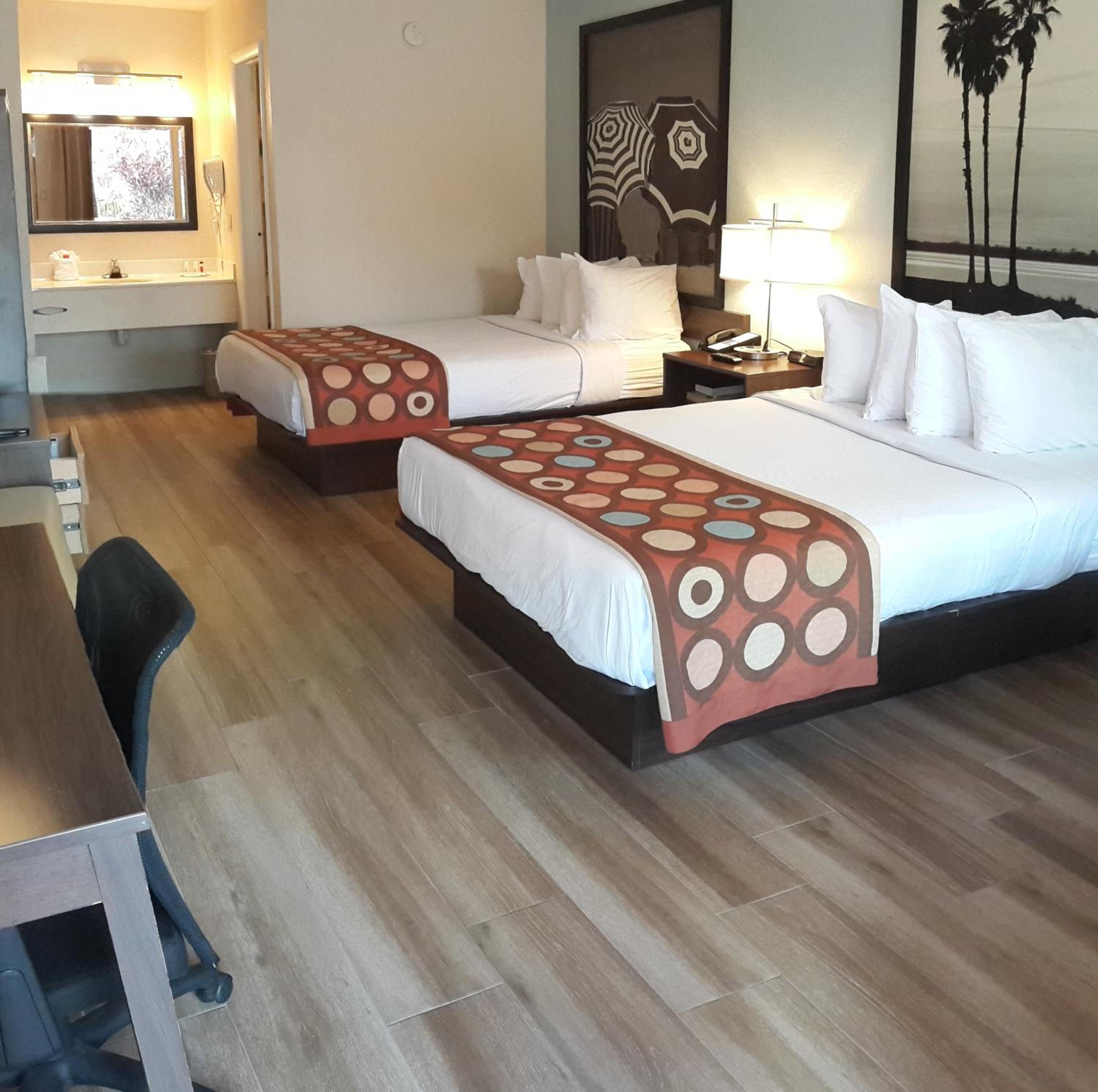Double Room with Two Double Beds and Pool View - Non-Smoking - Photo 11