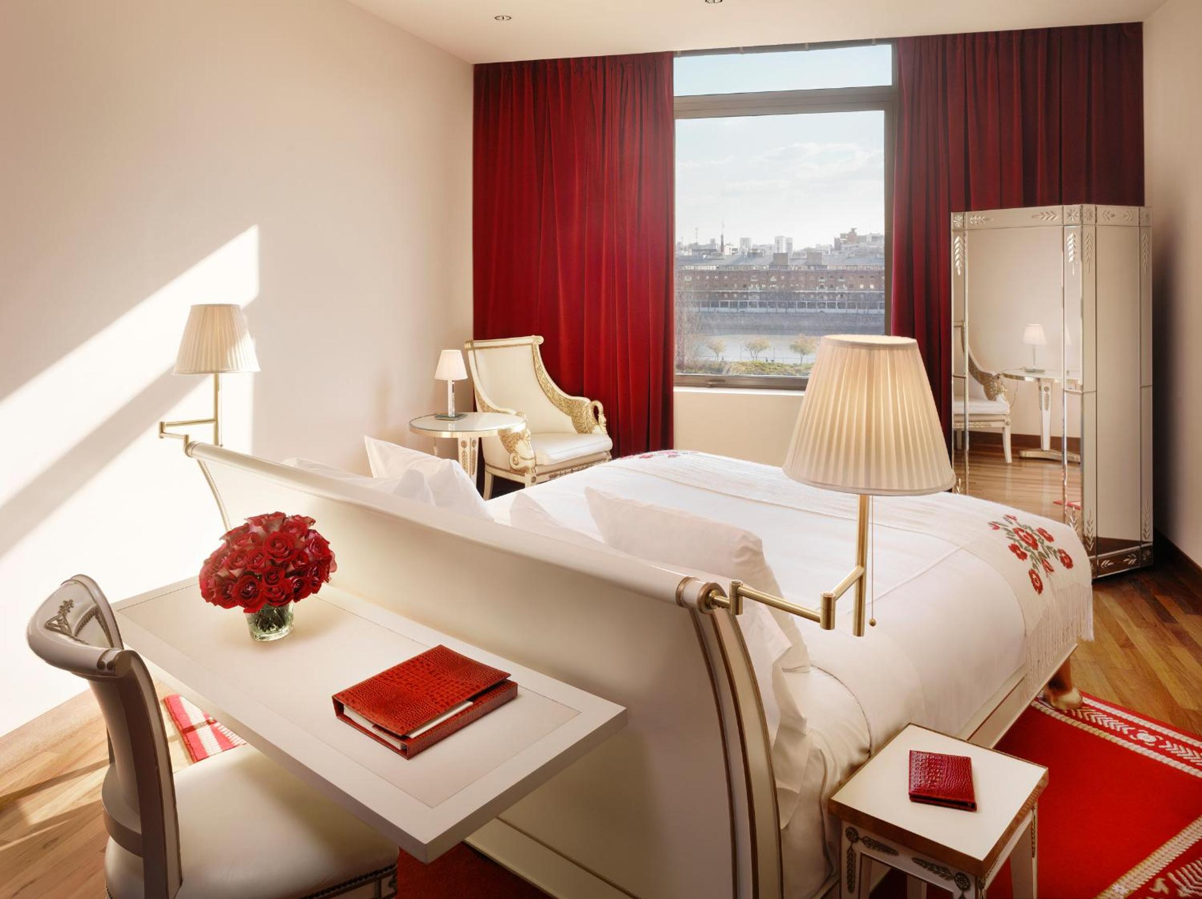 Deluxe King Room with City View