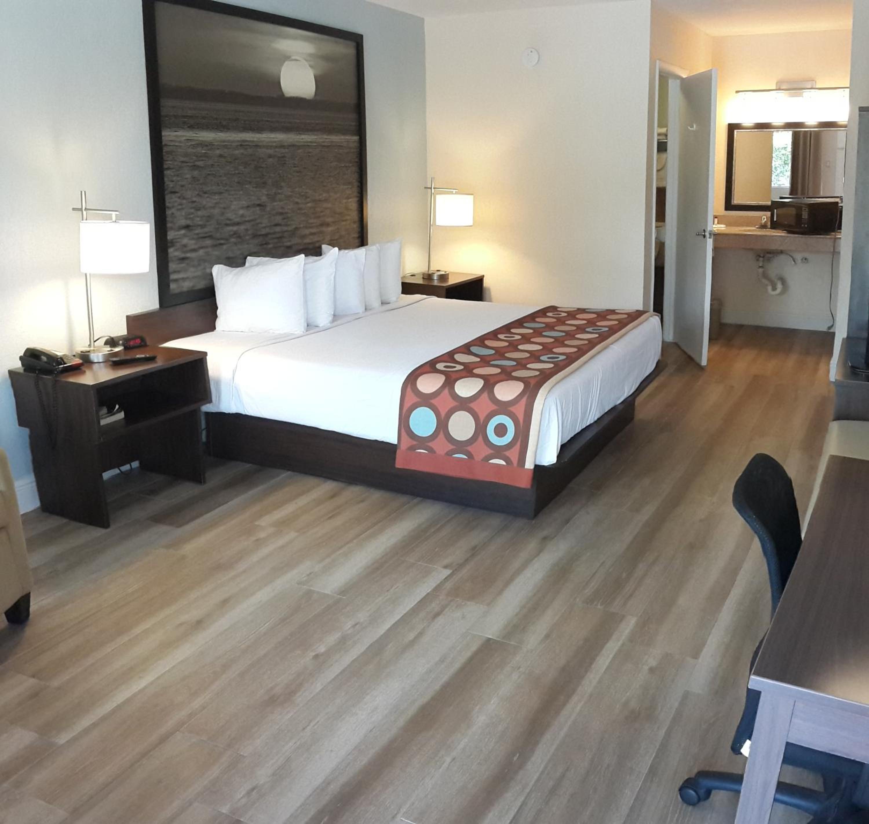 King Room with Pool View - Non-Smoking - Photo 6