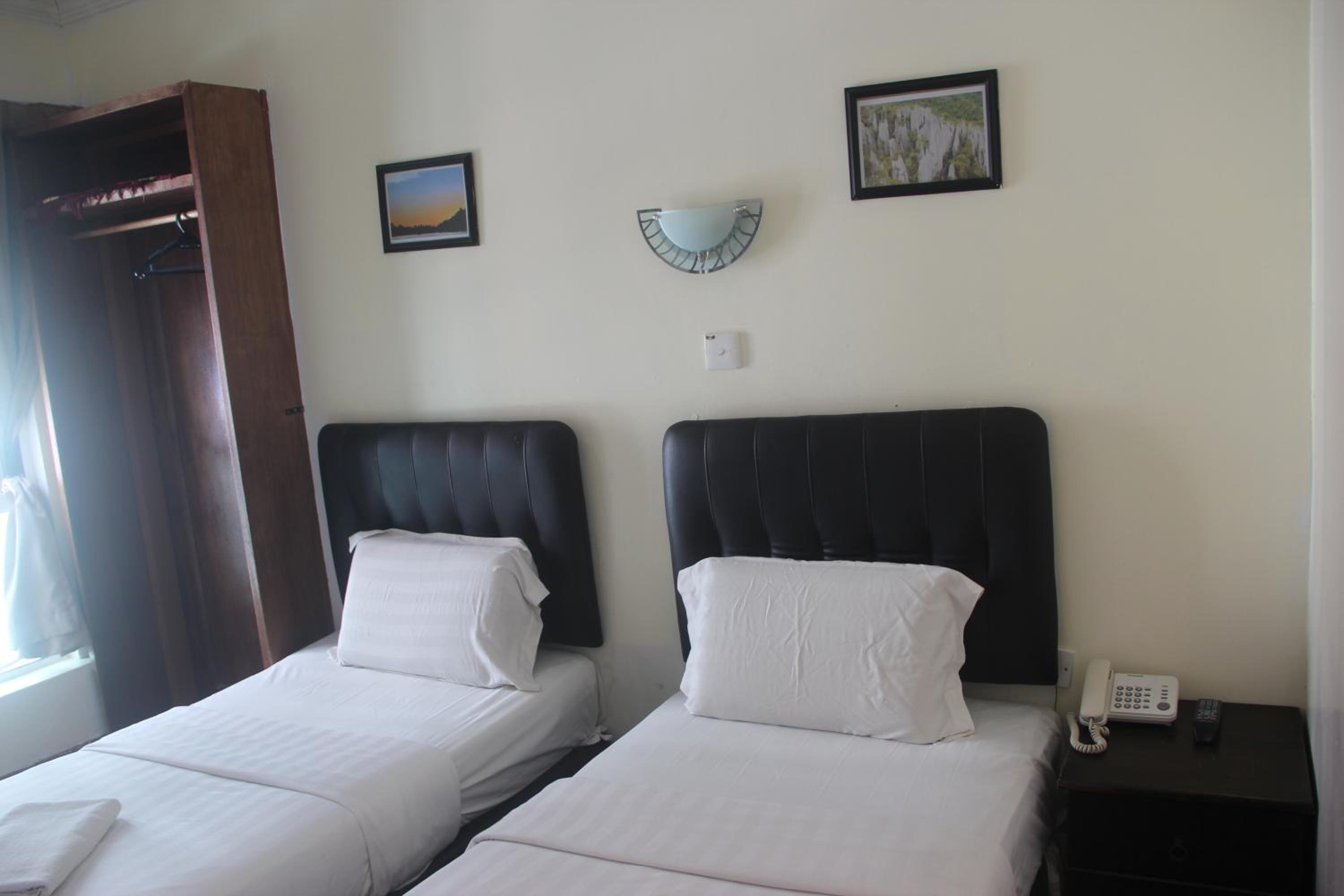 Standard Twin Room - Photo 2