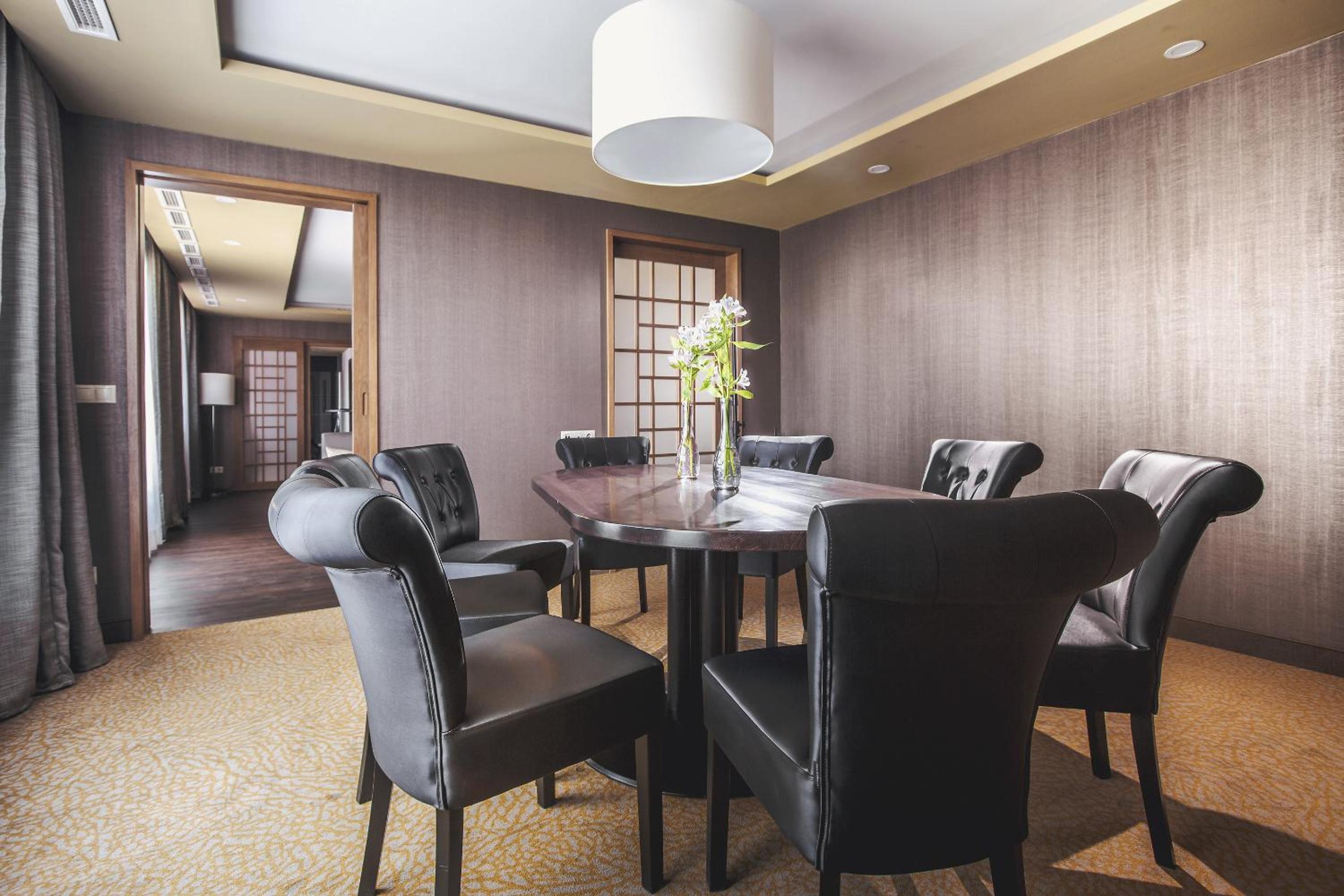 Presidential Suite with Balcony thumbnail 6